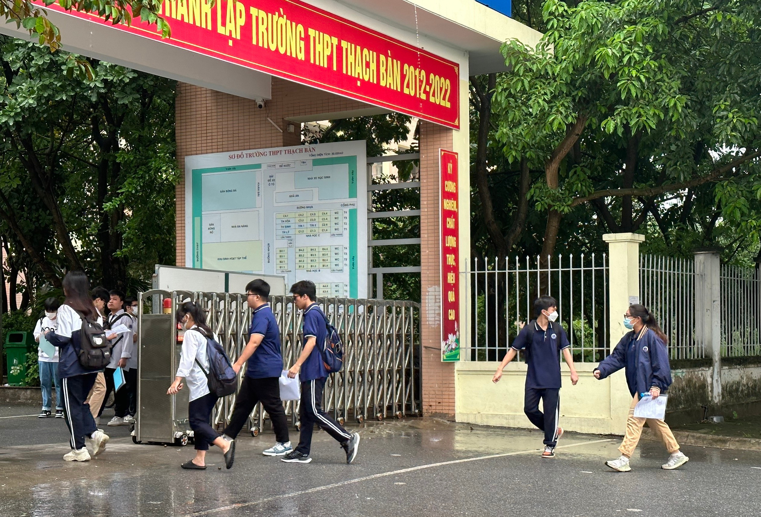 Thí sinh ăn xôi đỗ, đoán đề Văn, đội mưa bước vào môn đầu tiên - 18