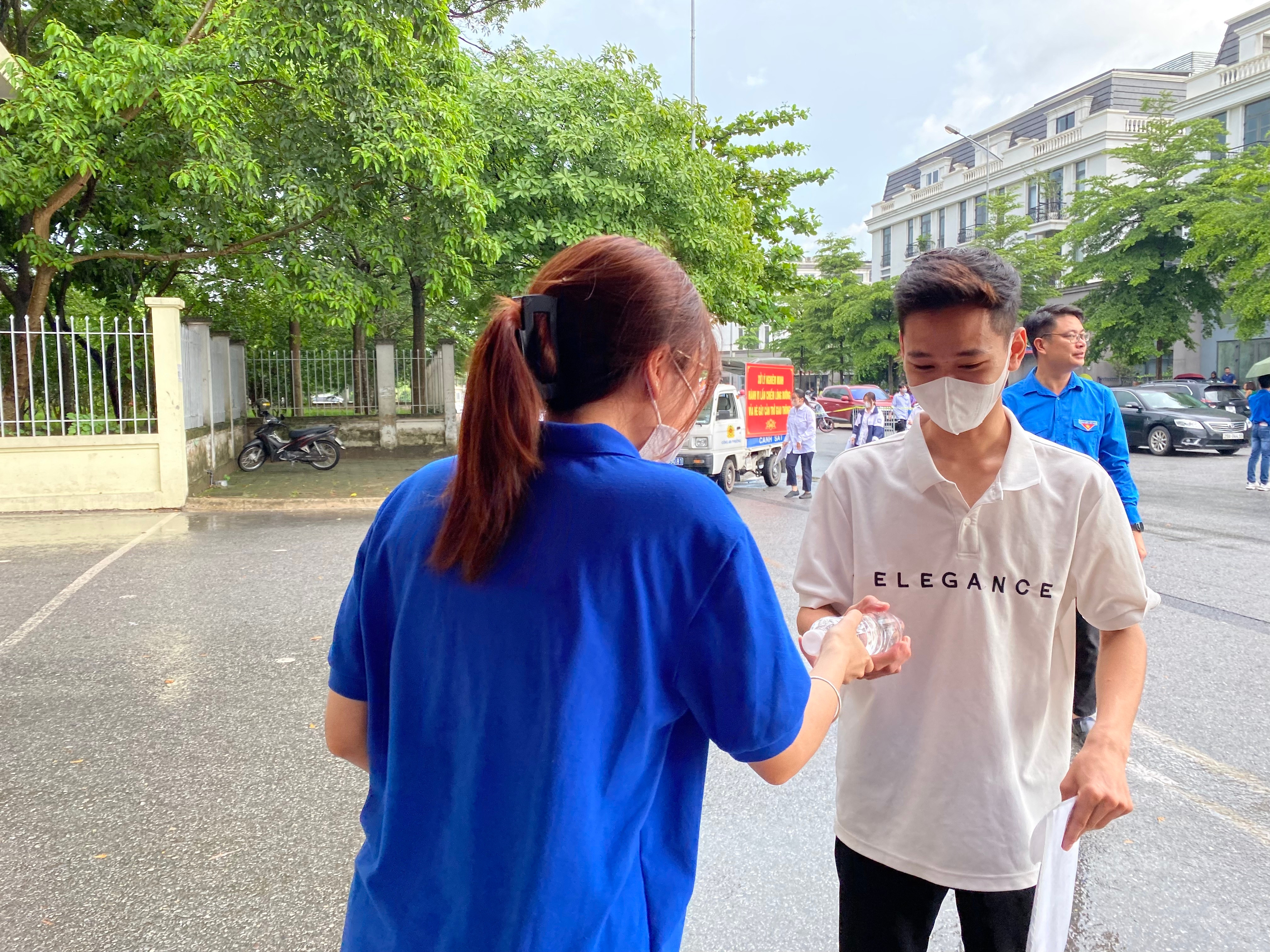 Thí sinh ăn xôi đỗ, đoán đề Văn, đội mưa bước vào môn đầu tiên - 17