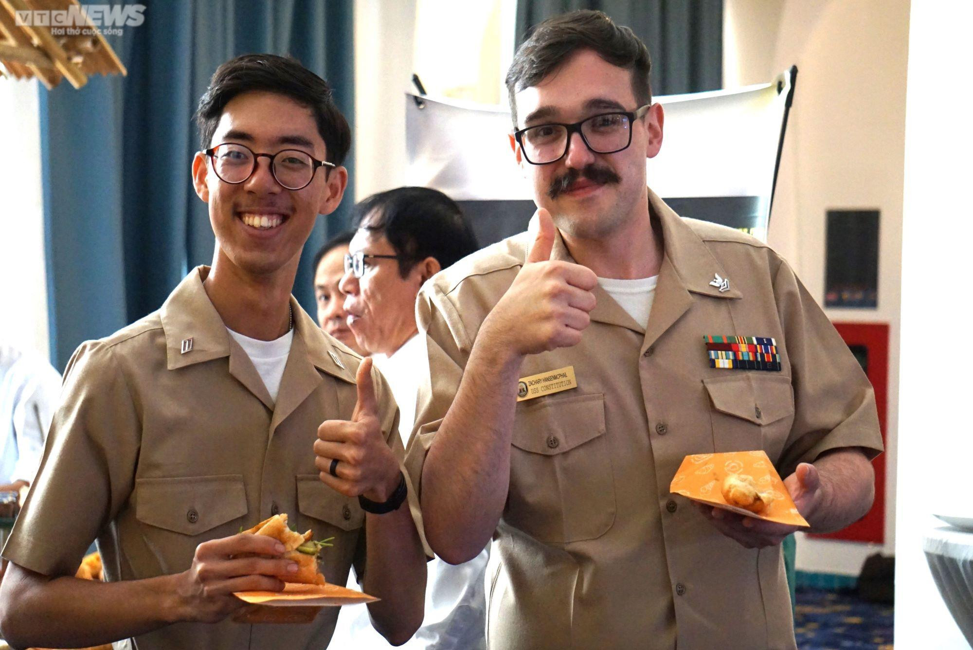 Thủy thủ tàu sân bay Mỹ trải nghiệm nấu món xứ Quảng, ăn bánh mì Việt - 7