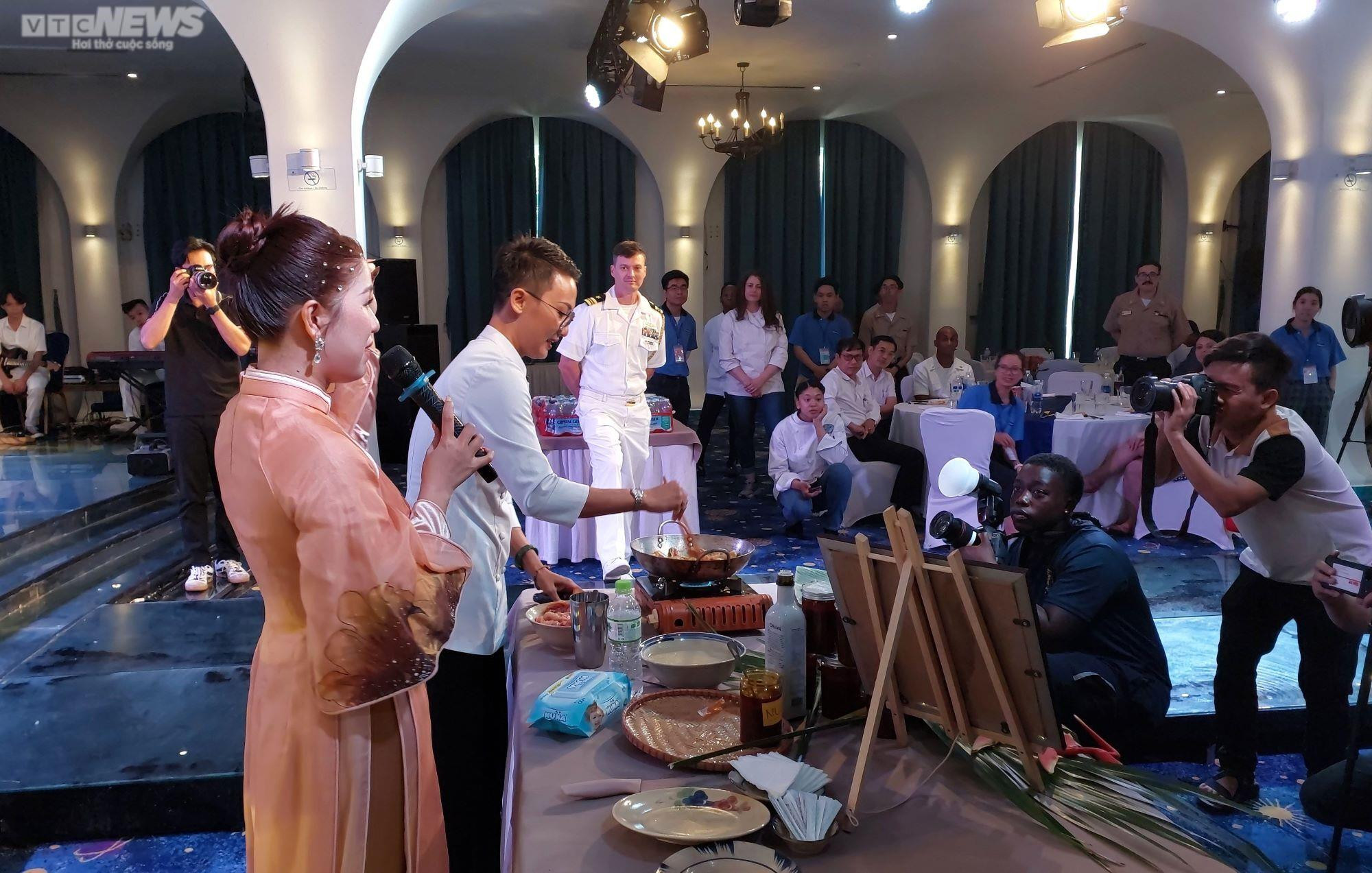 Thủy thủ tàu sân bay Mỹ trải nghiệm nấu món xứ Quảng, ăn bánh mì Việt - 2