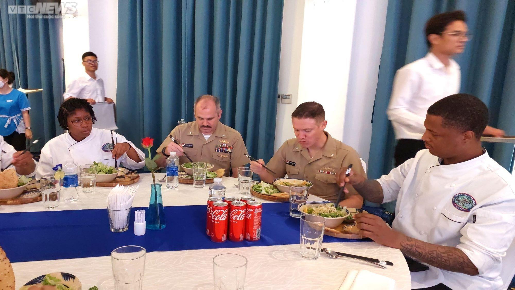 Thủy thủ tàu sân bay Mỹ trải nghiệm nấu món xứ Quảng, ăn bánh mì Việt - 5