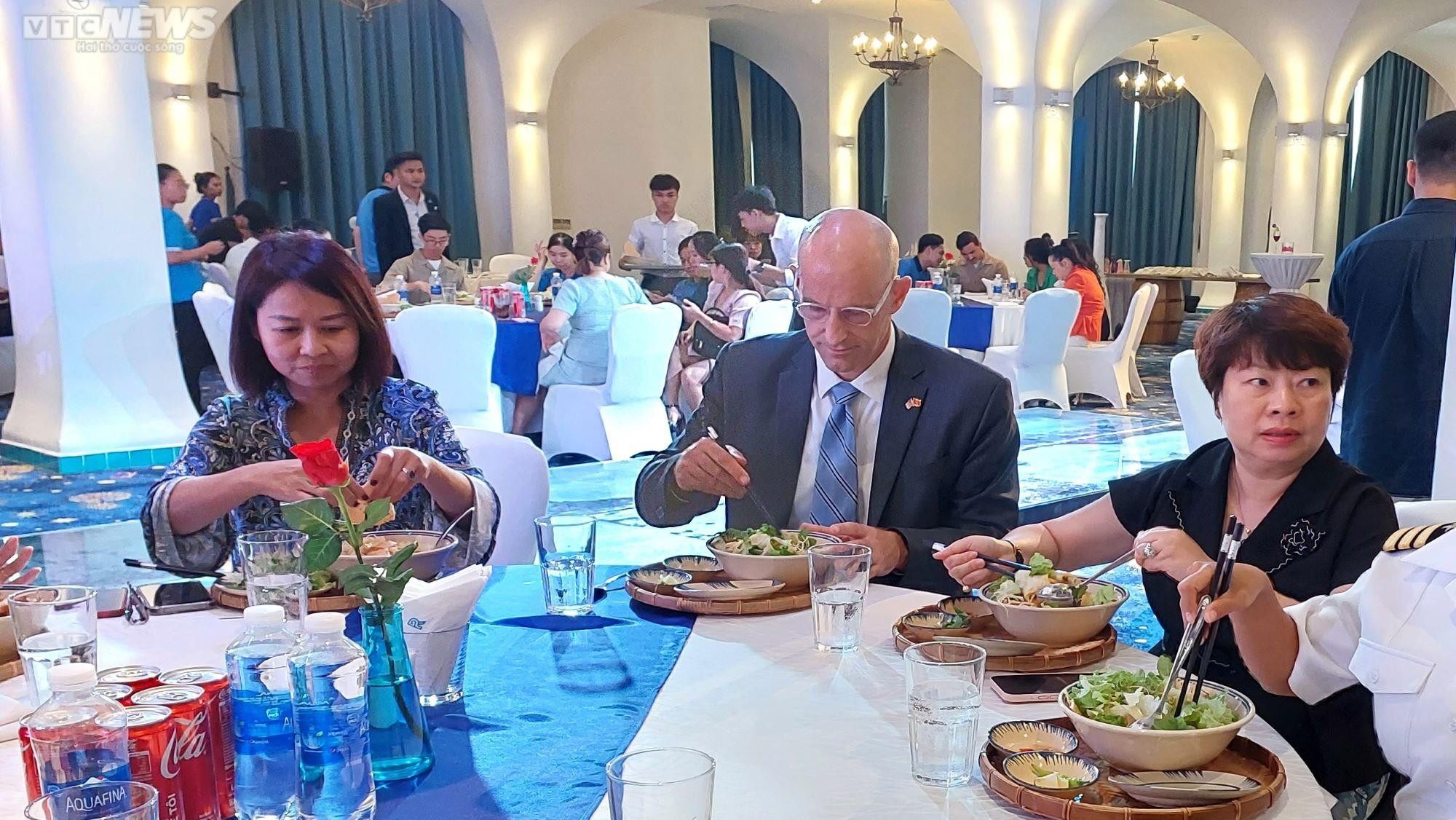 Thủy thủ tàu sân bay Mỹ trải nghiệm nấu món xứ Quảng, ăn bánh mì Việt - 3