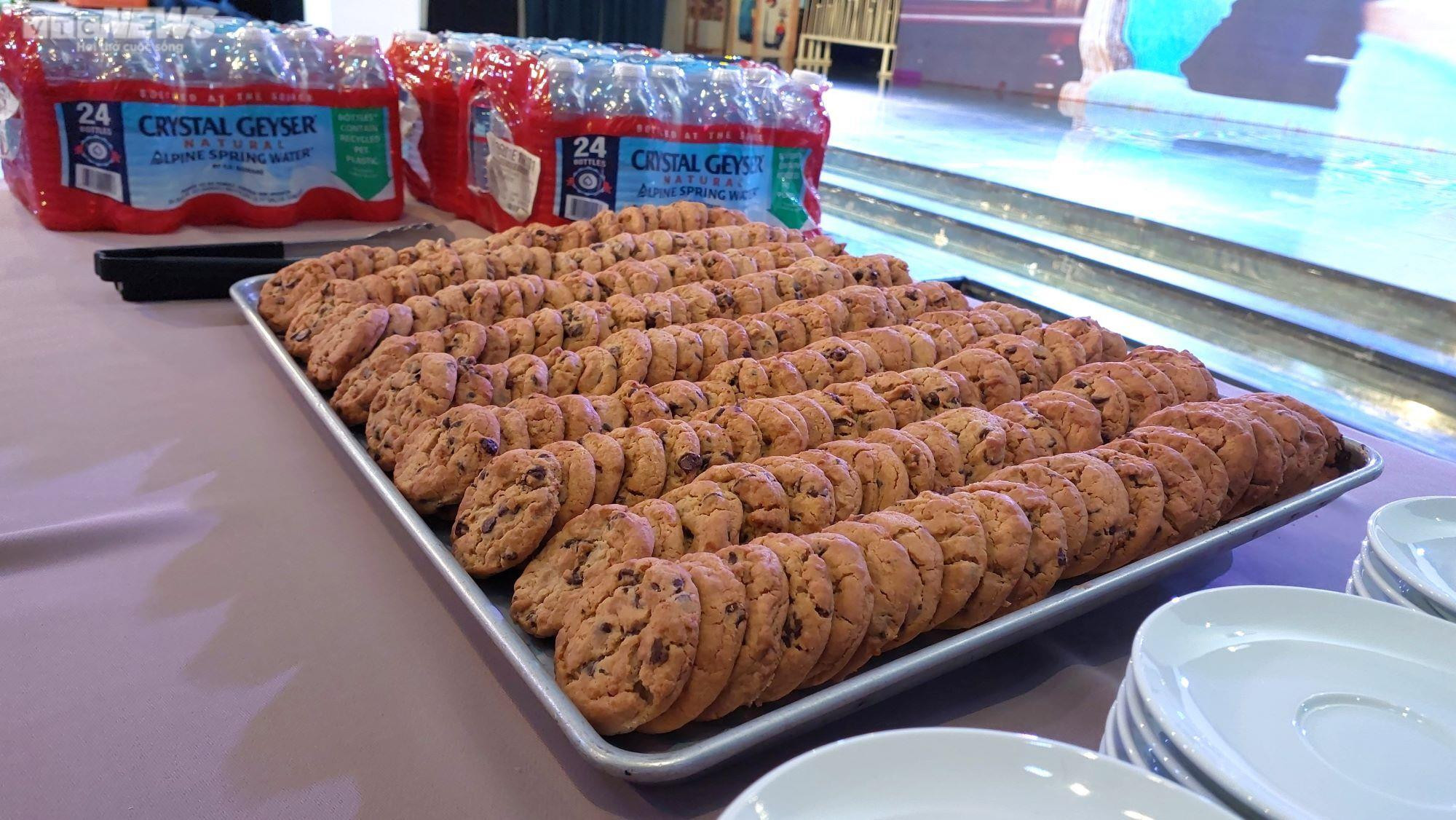 Thủy thủ tàu sân bay Mỹ trải nghiệm nấu món xứ Quảng, ăn bánh mì Việt - 8