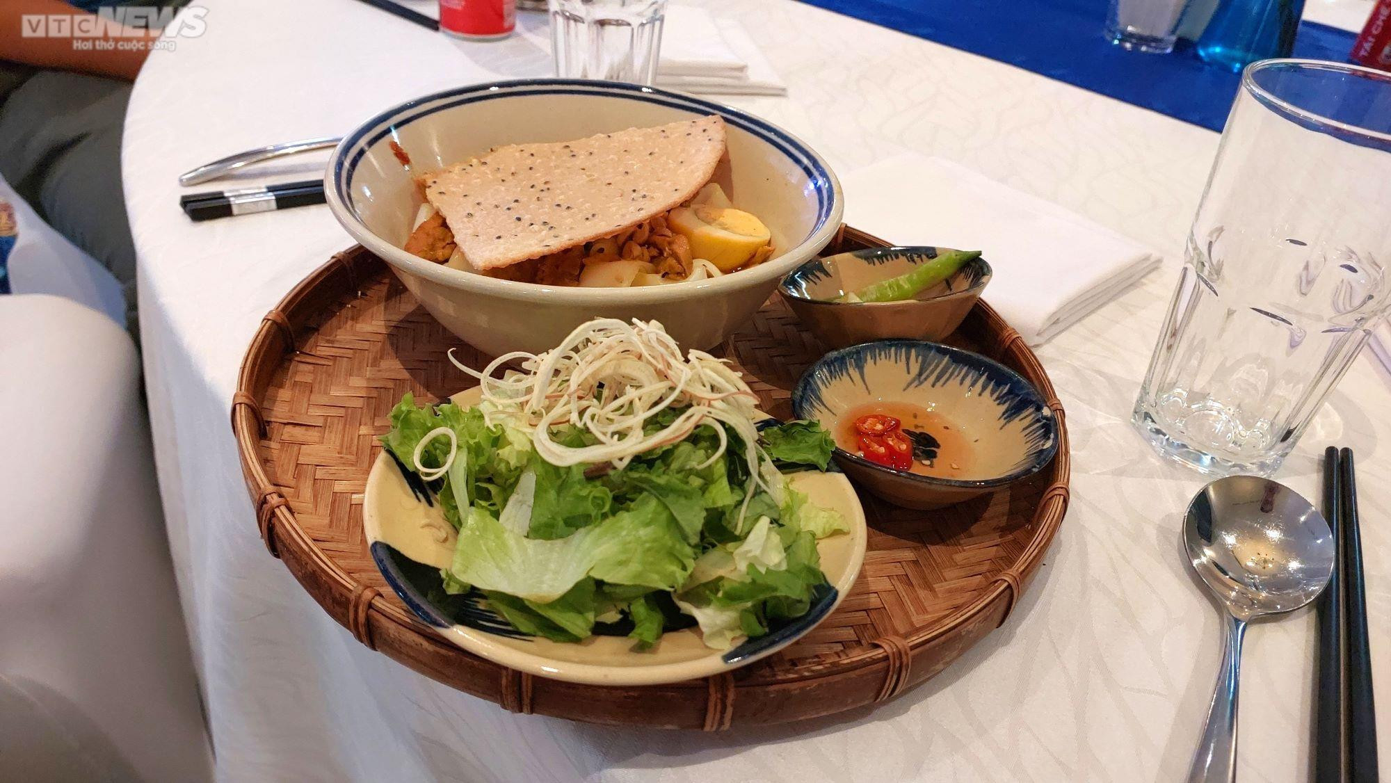 Thủy thủ tàu sân bay Mỹ trải nghiệm nấu món xứ Quảng, ăn bánh mì Việt - 4