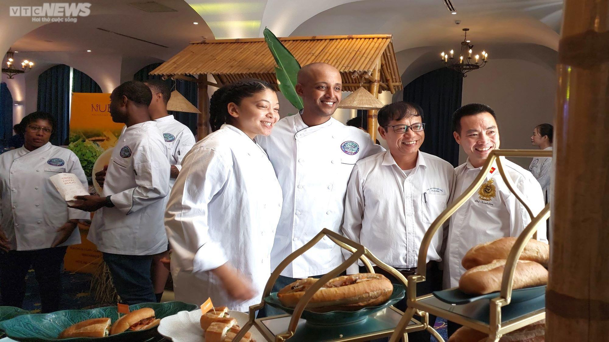 Thủy thủ tàu sân bay Mỹ trải nghiệm nấu món xứ Quảng, ăn bánh mì Việt - 1