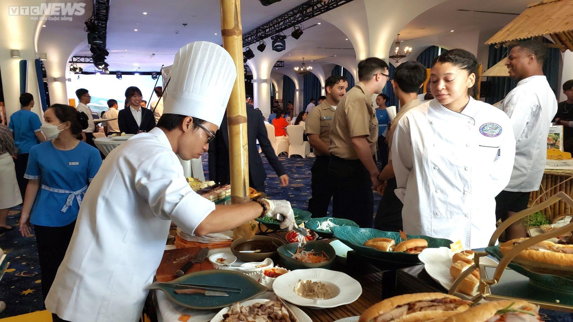 Thủy thủ tàu sân bay Mỹ trải nghiệm nấu món xứ Quảng, ăn bánh mì Việt - 6