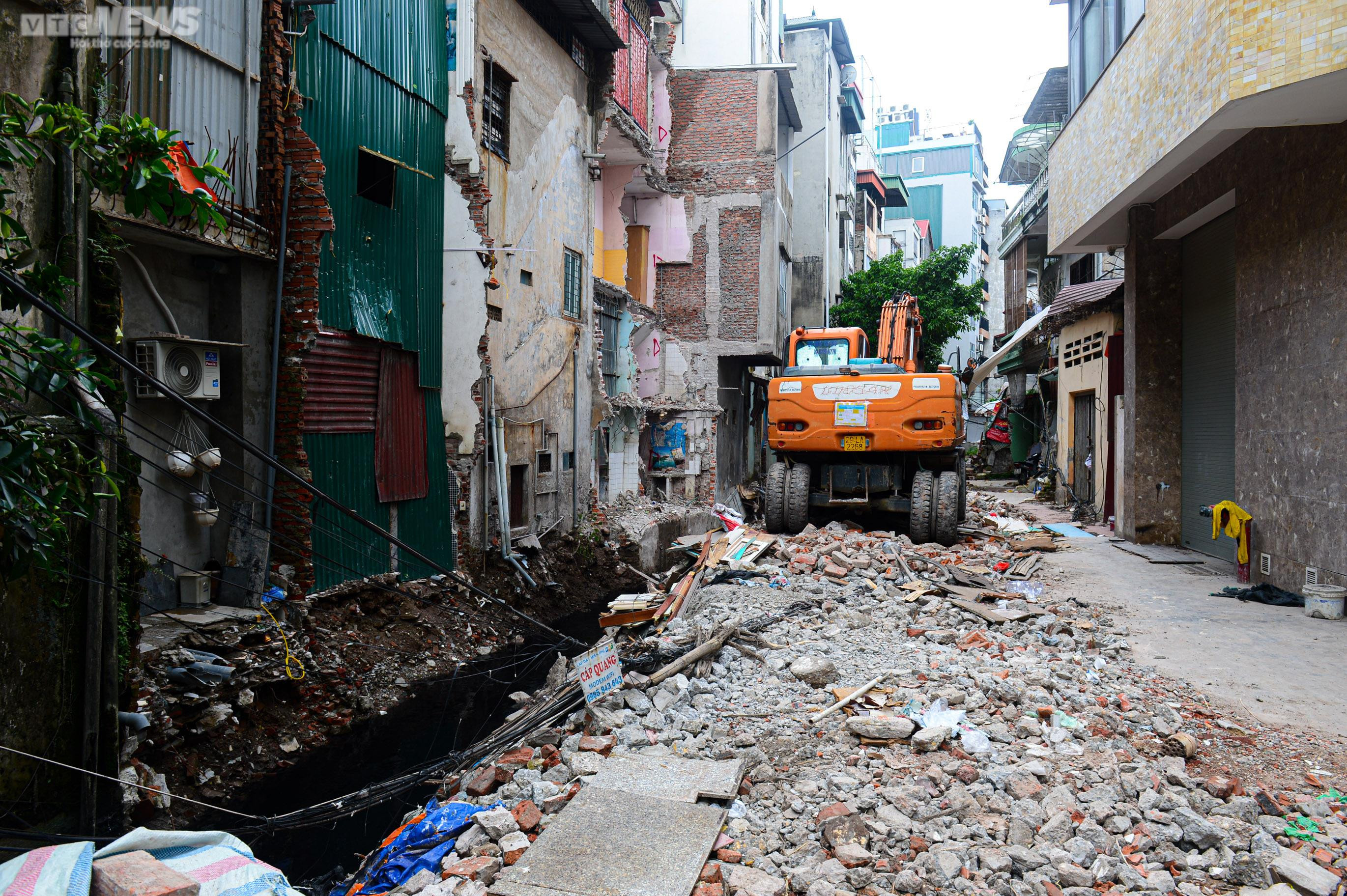 Hãi hùng 'bể phốt lộ thiên' tra tấn người dân Hà Nội suốt hàng chục năm - 10