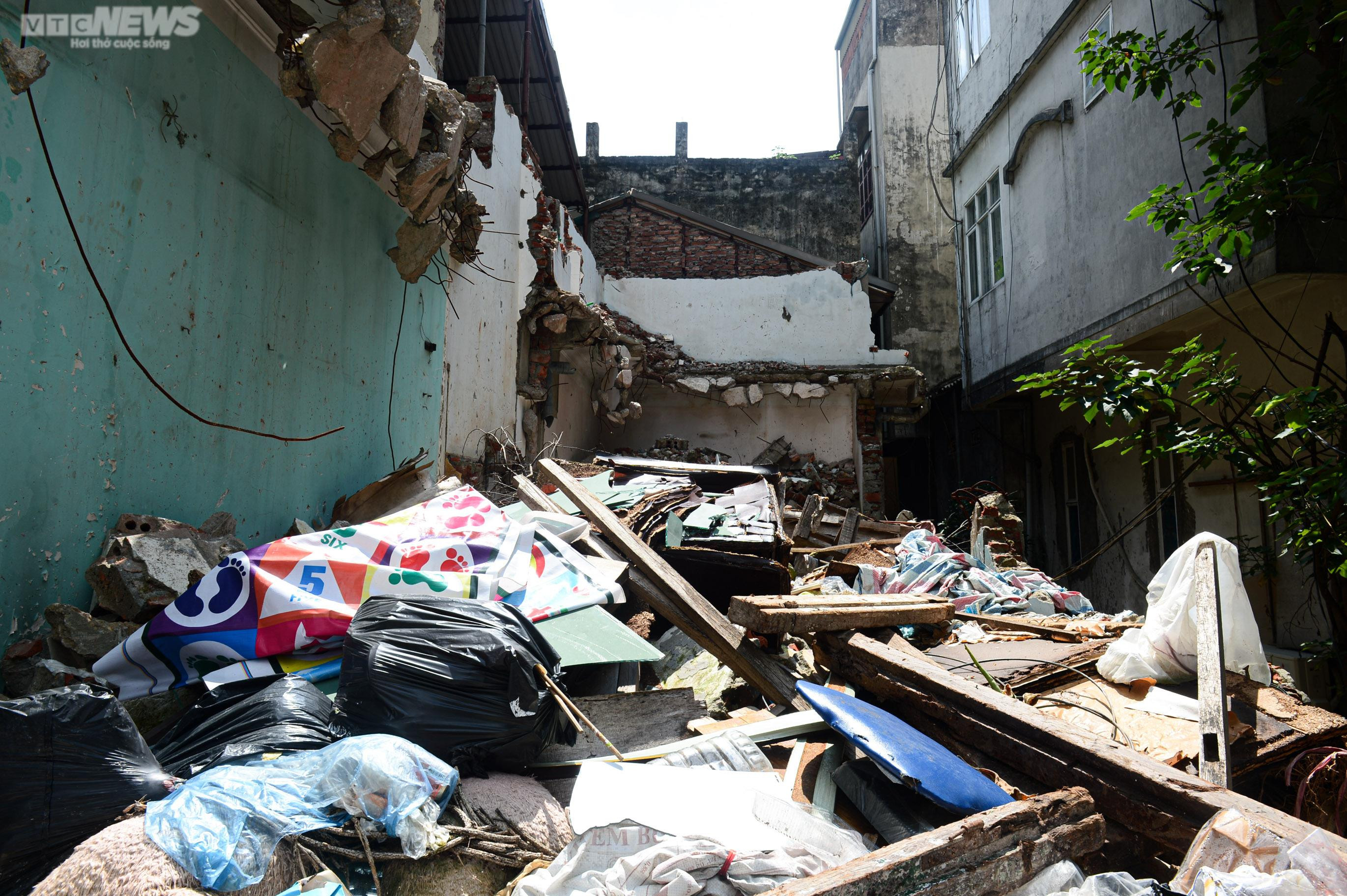 Hãi hùng 'bể phốt lộ thiên' tra tấn người dân Hà Nội suốt hàng chục năm - 14