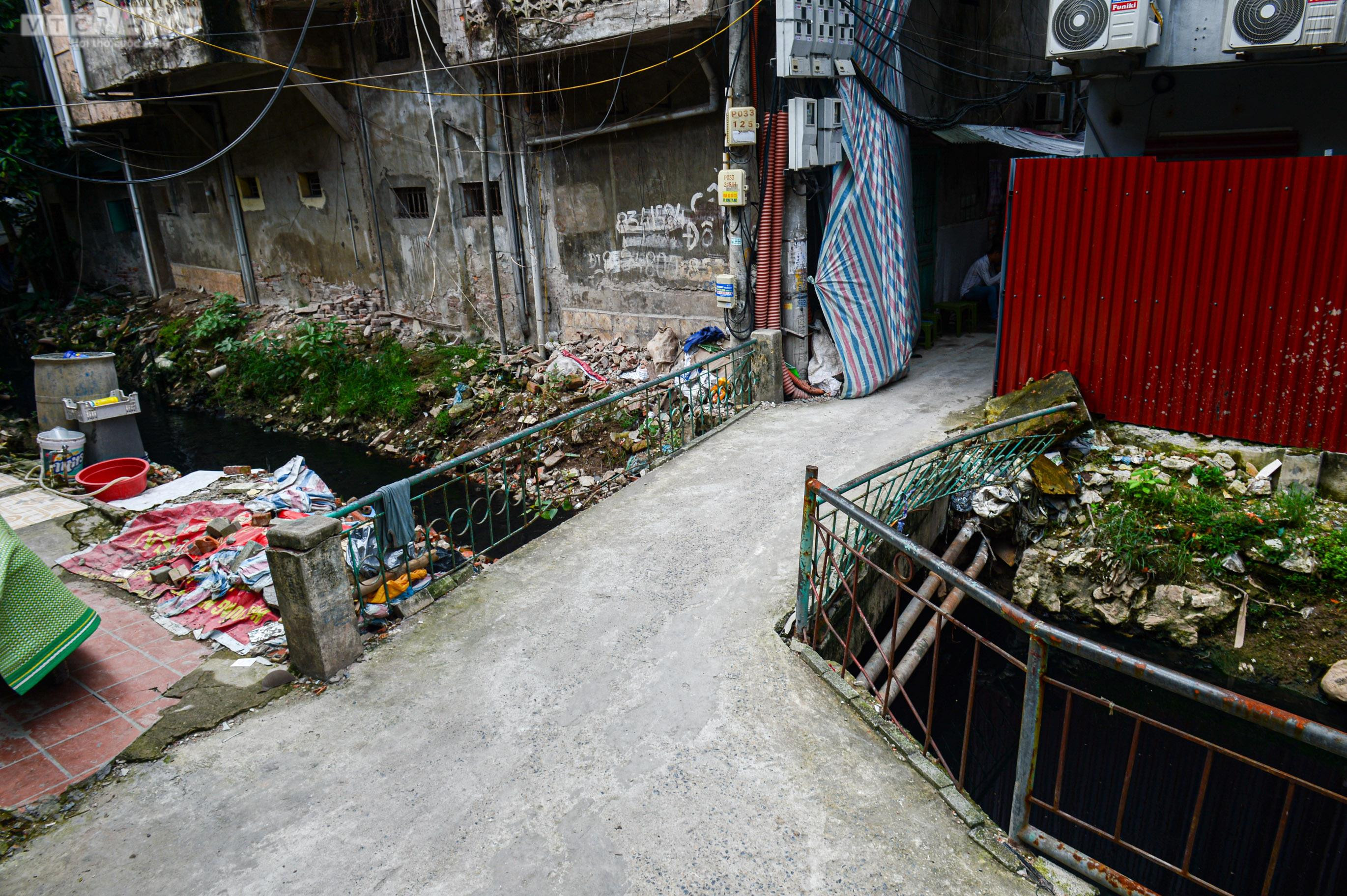 Hãi hùng 'bể phốt lộ thiên' tra tấn người dân Hà Nội suốt hàng chục năm - 16