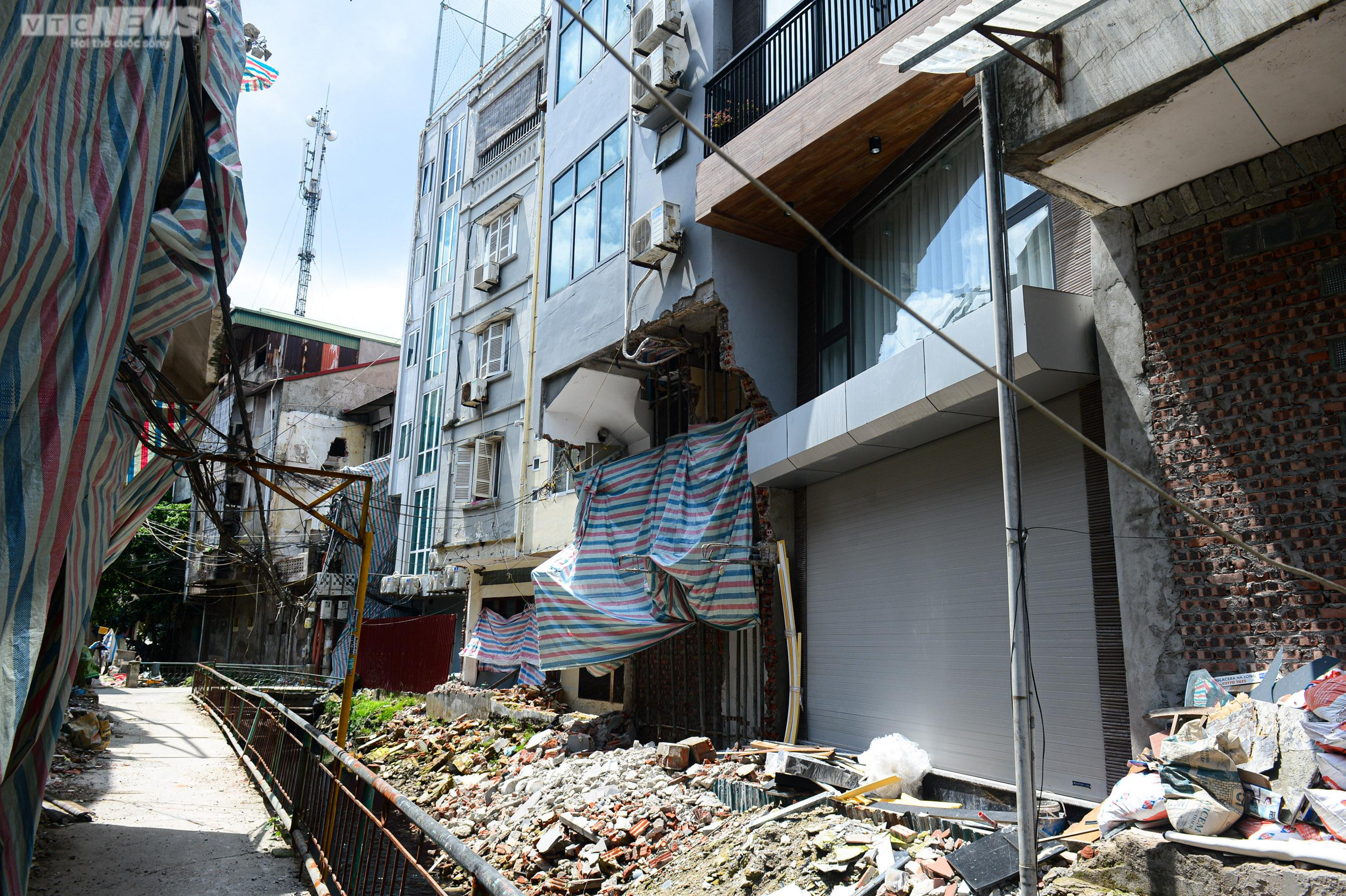 Hãi hùng 'bể phốt lộ thiên' tra tấn người dân Hà Nội suốt hàng chục năm - 11