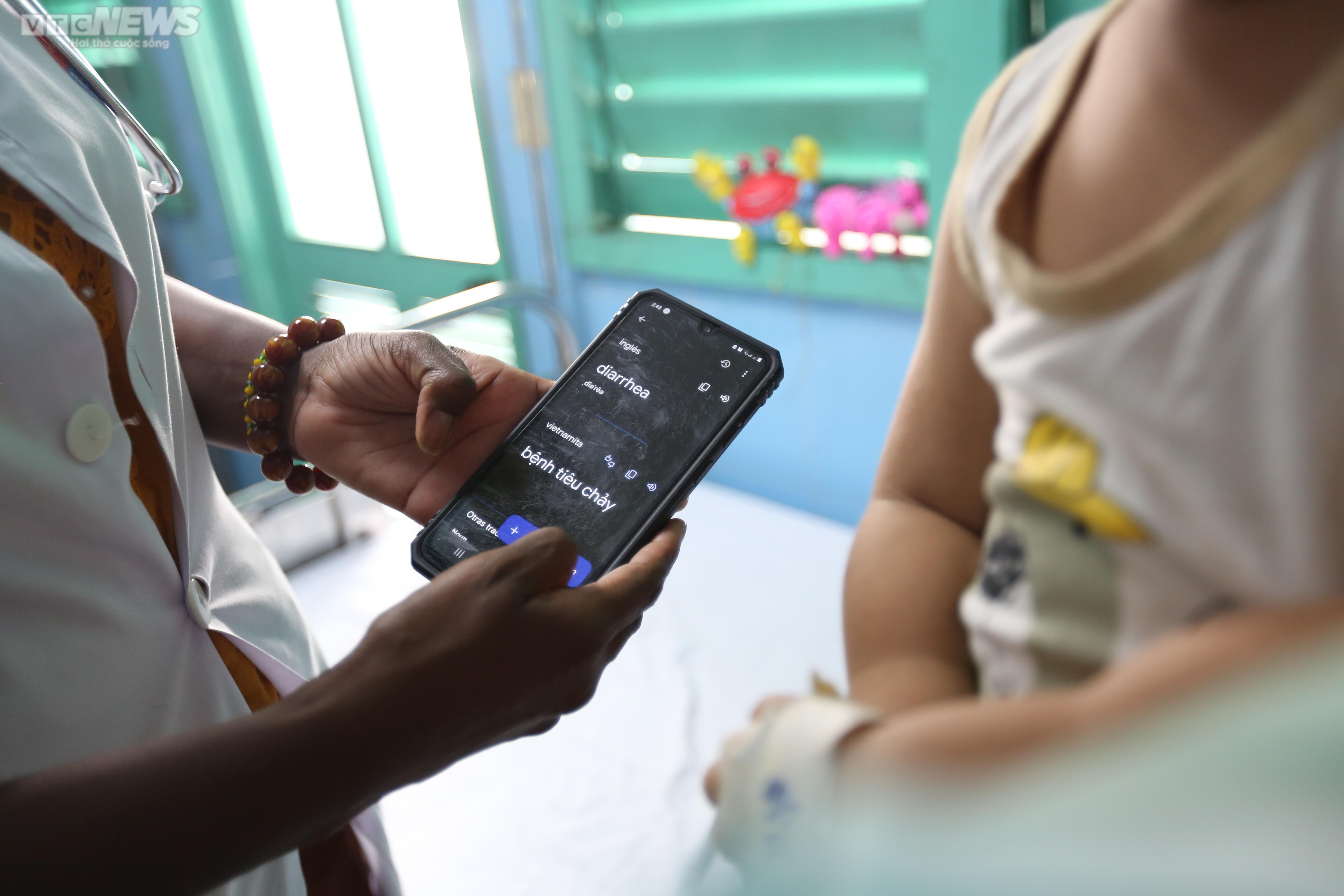 Ngày trực đặc biệt của nữ bác sĩ Cuba - 17