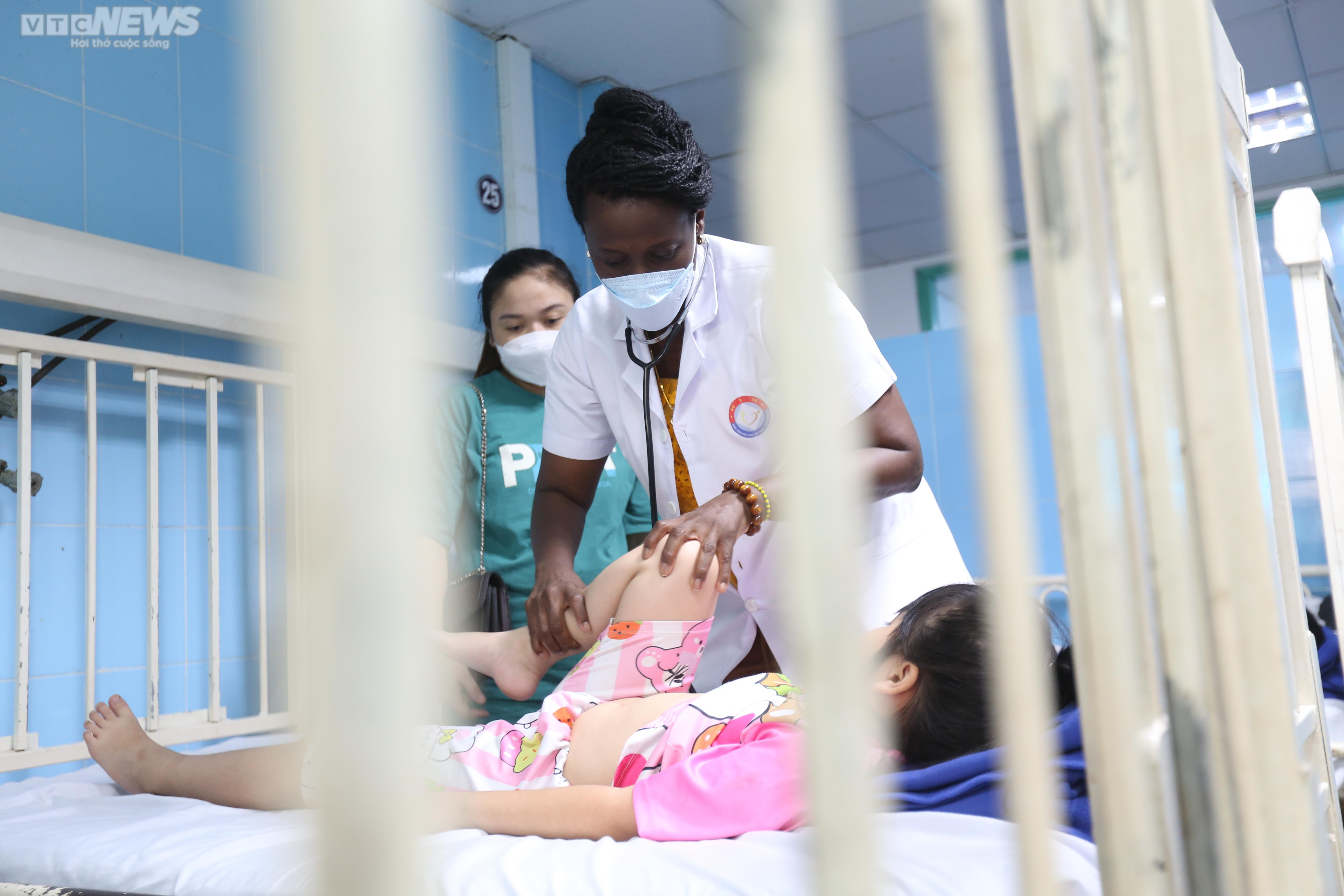 Ngày trực đặc biệt của nữ bác sĩ Cuba - 12