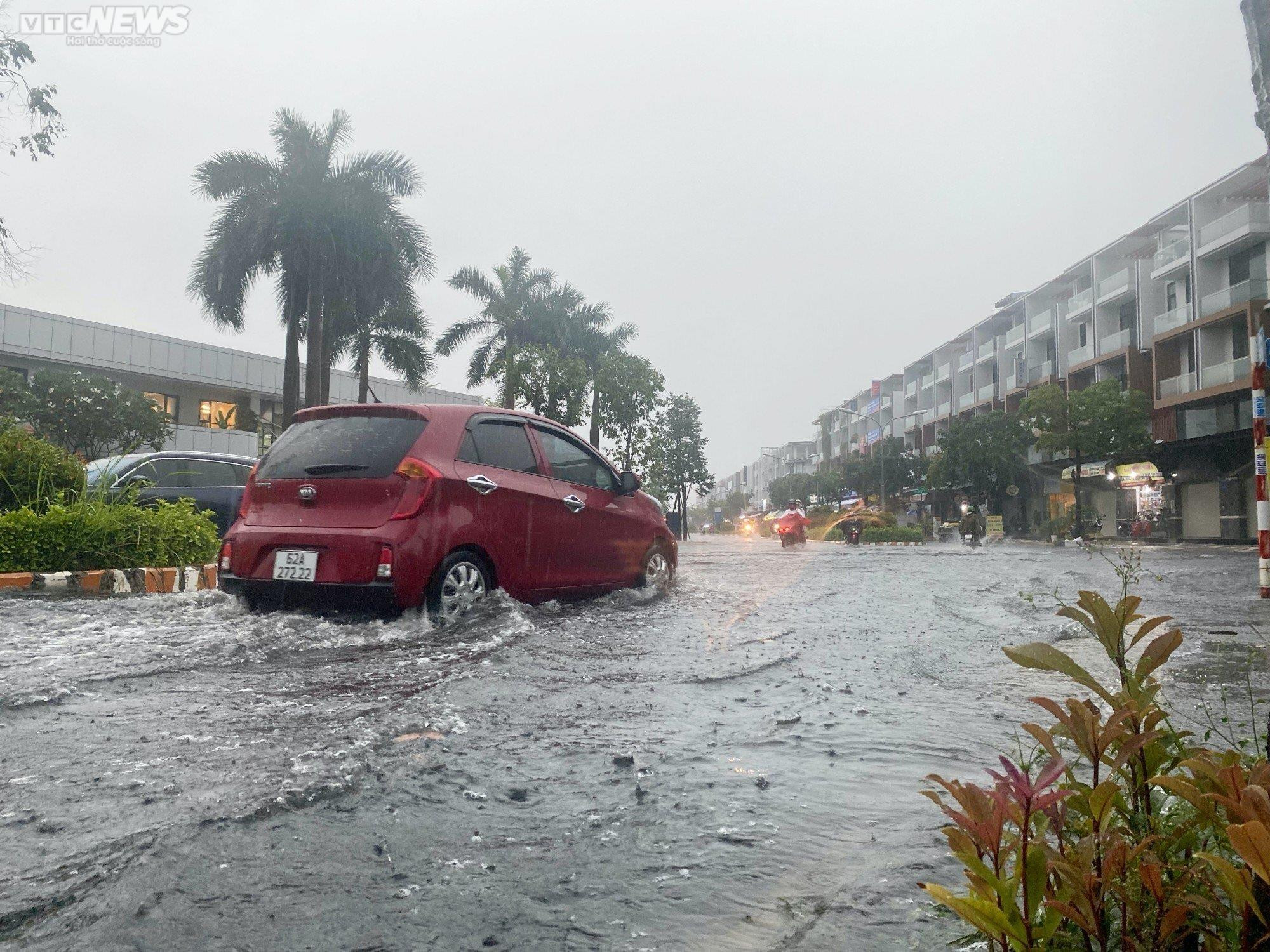 Đường ngập, xe chết máy sau cơn mưa lớn giờ tan tầm ở TP.HCM - 11
