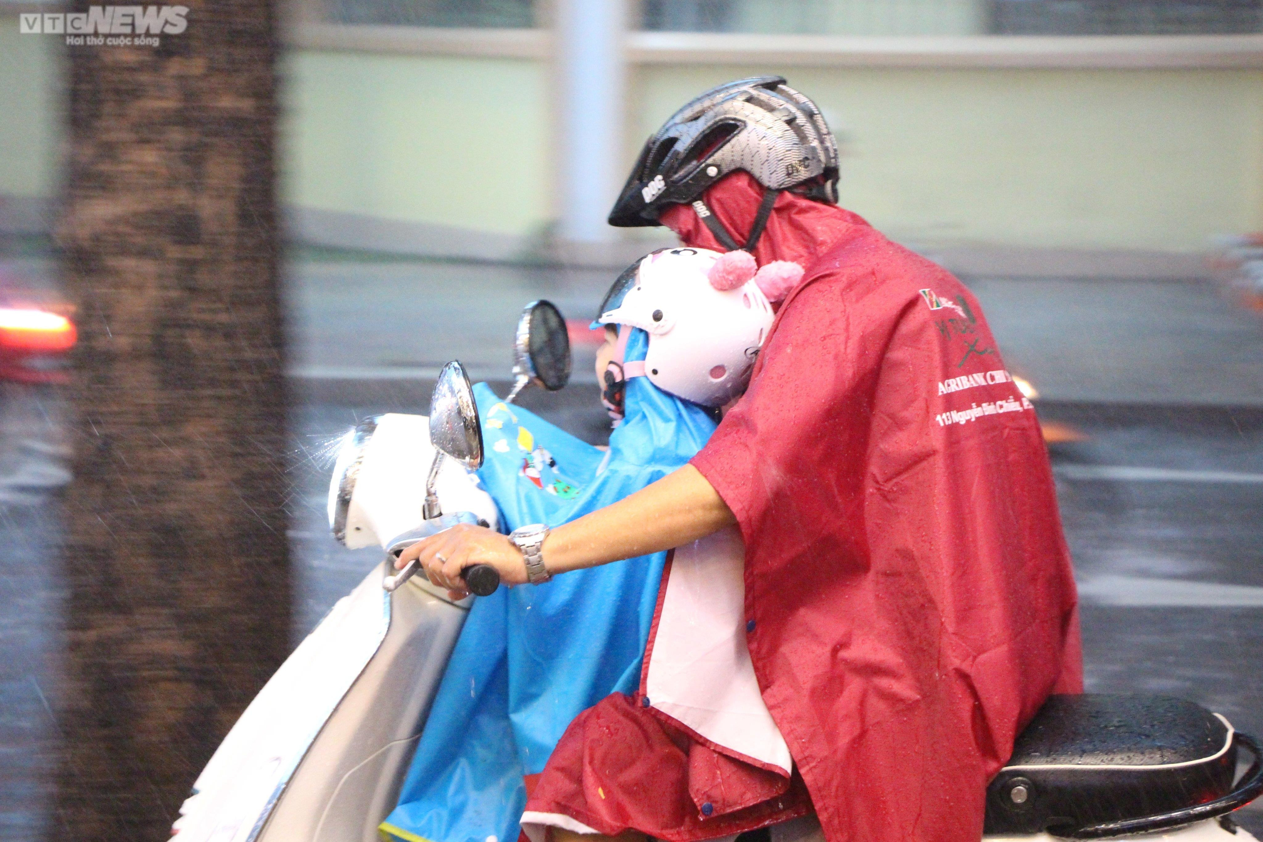 Đường ngập, xe chết máy sau cơn mưa lớn giờ tan tầm ở TP.HCM - 6