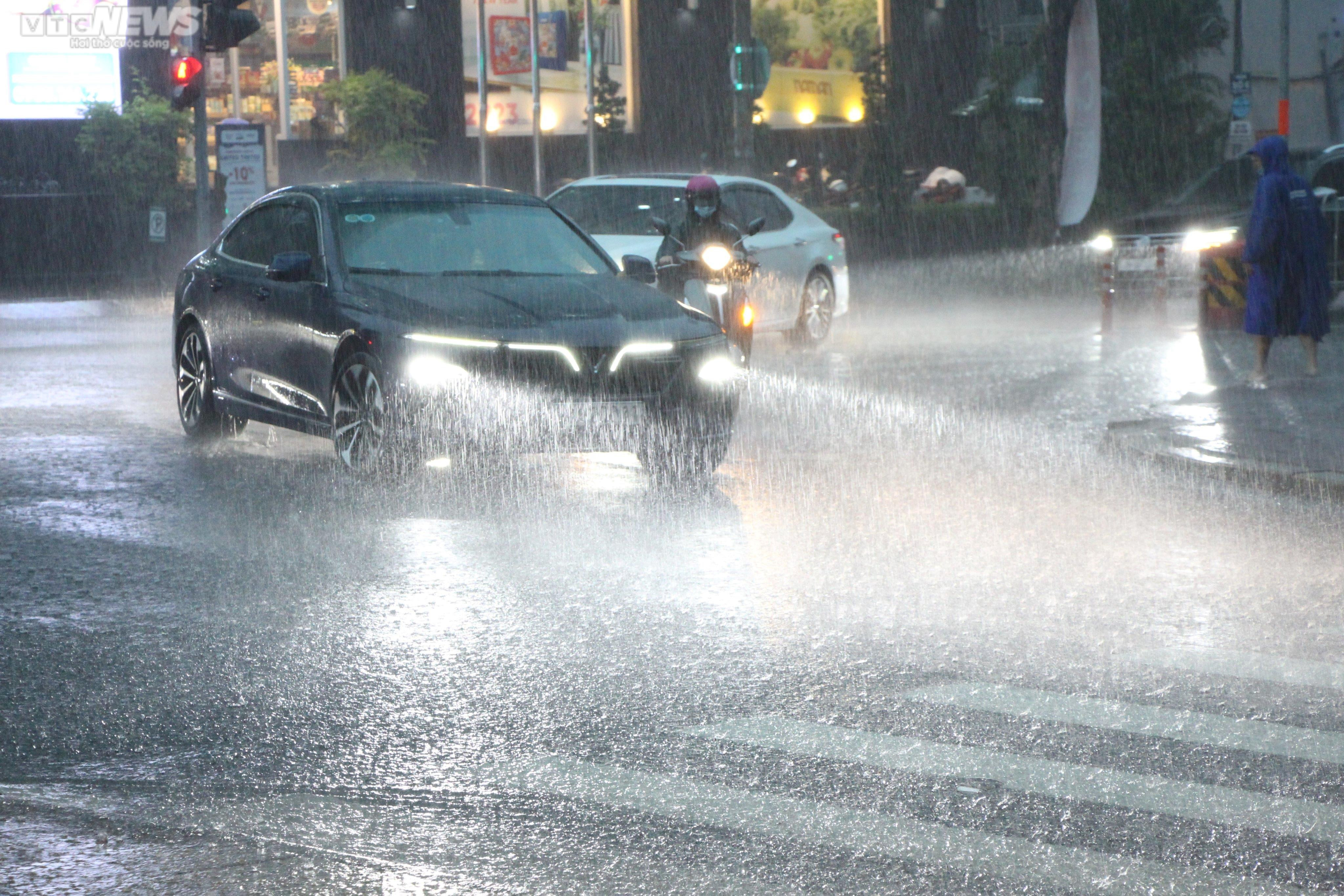 Đường ngập, xe chết máy sau cơn mưa lớn giờ tan tầm ở TP.HCM - 4