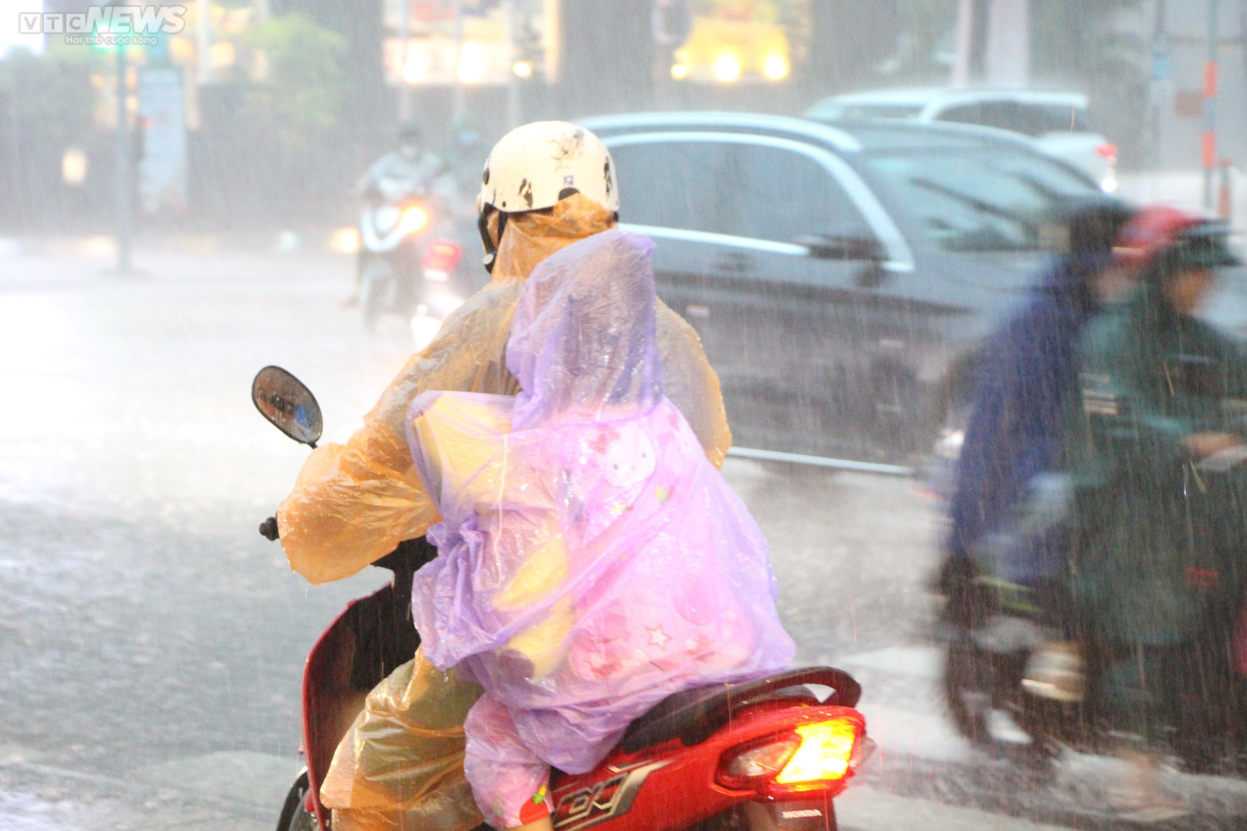 Đường ngập, xe chết máy sau cơn mưa lớn giờ tan tầm ở TP.HCM - 5