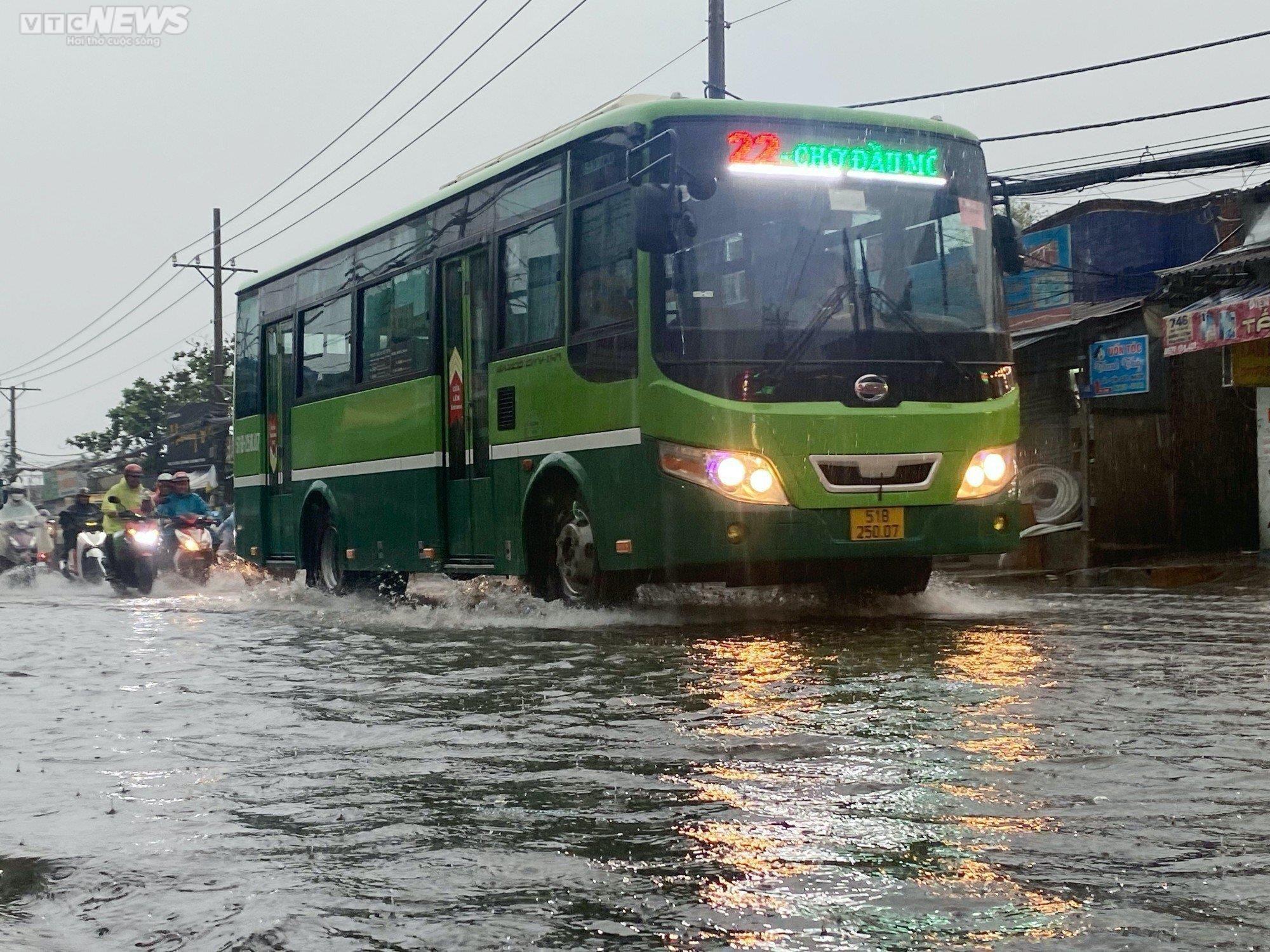 Đường ngập, xe chết máy sau cơn mưa lớn giờ tan tầm ở TP.HCM - 12
