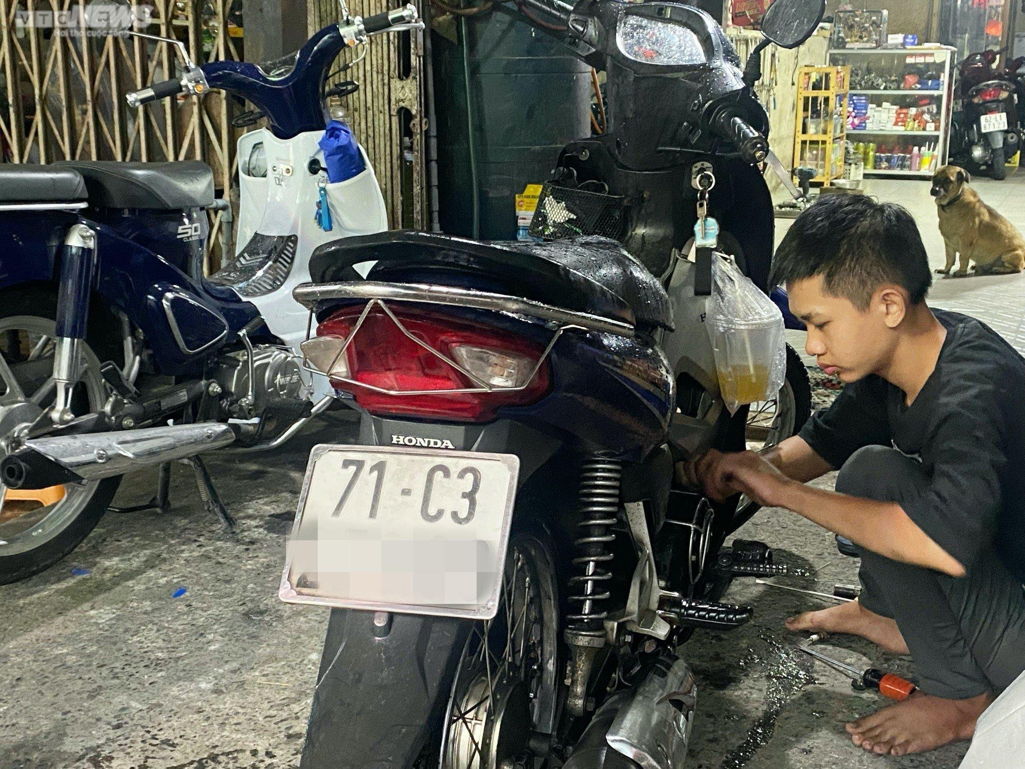 Đường ngập, xe chết máy sau cơn mưa lớn giờ tan tầm ở TP.HCM - 9