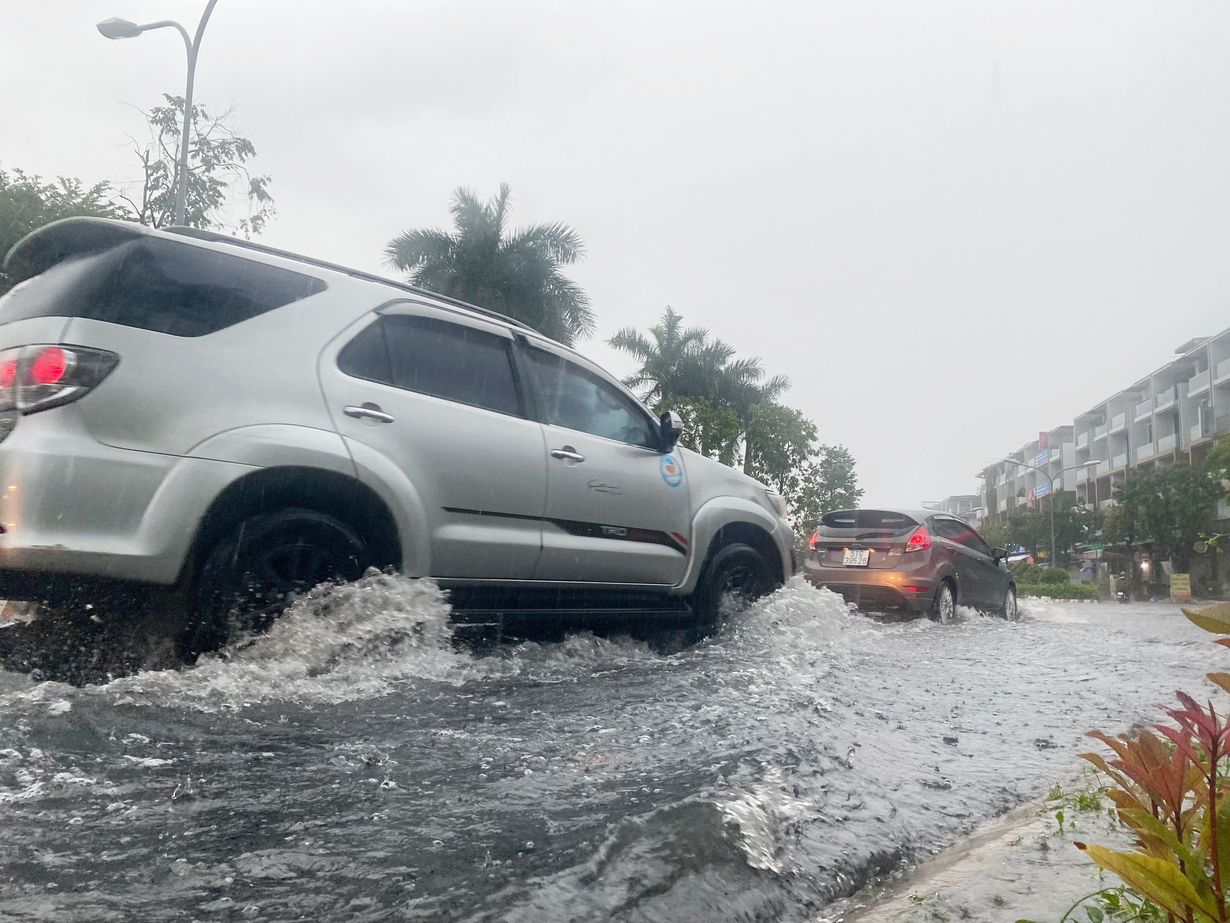 Đường ngập, xe chết máy sau cơn mưa lớn giờ tan tầm ở TP.HCM - 10