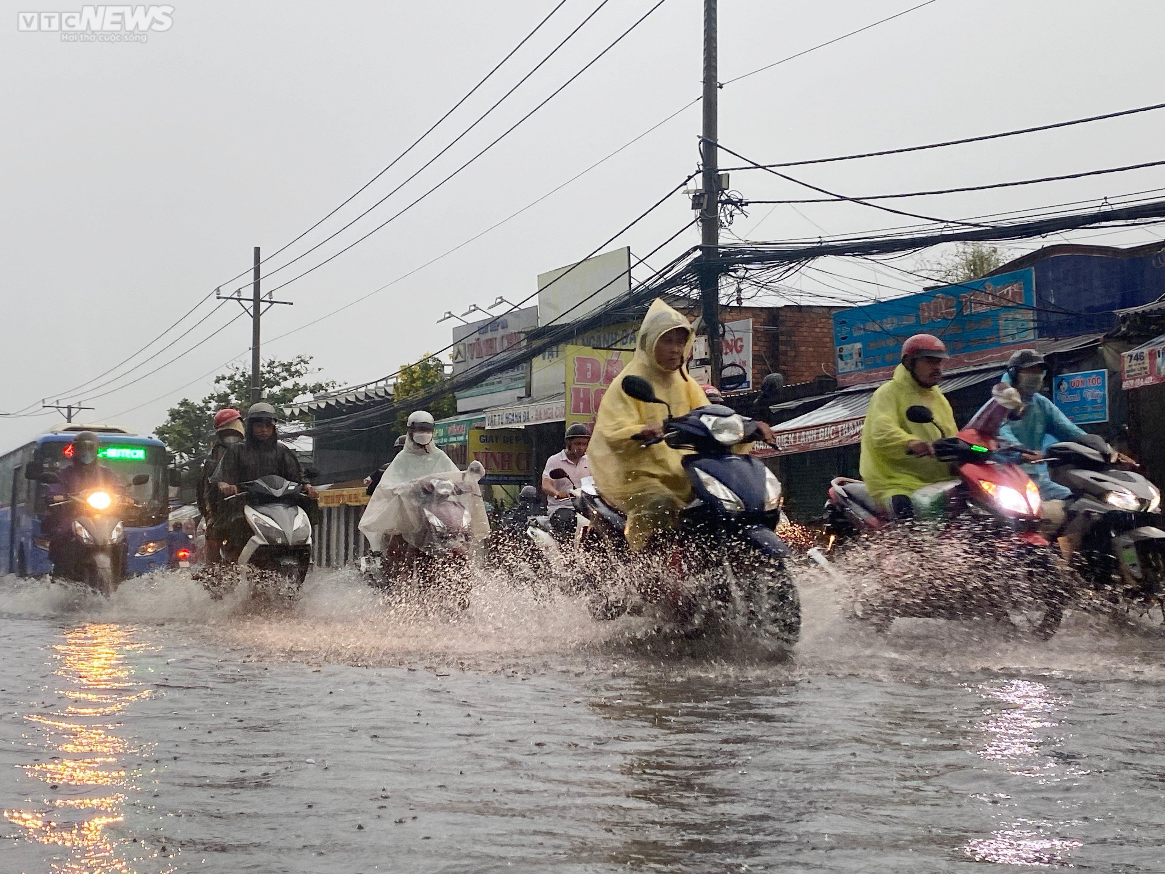 Đường ngập, xe chết máy sau cơn mưa lớn giờ tan tầm ở TP.HCM - 7