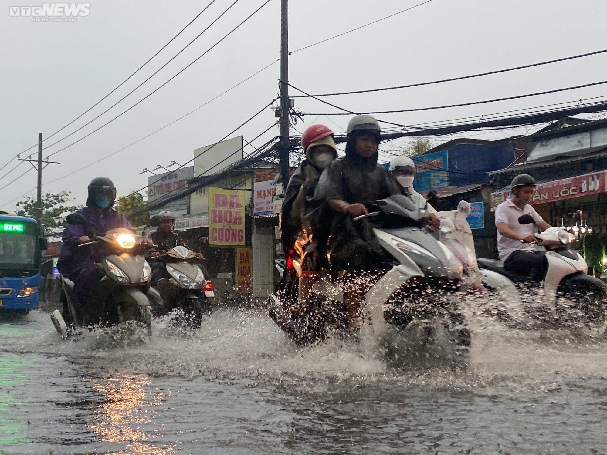 Đường ngập, xe chết máy sau cơn mưa lớn giờ tan tầm ở TP.HCM - 14