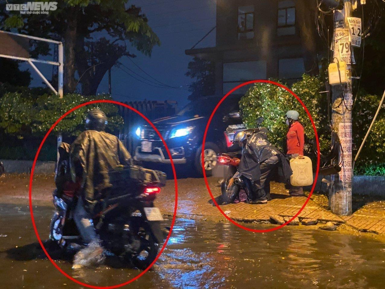 Đường ngập, xe chết máy sau cơn mưa lớn giờ tan tầm ở TP.HCM - 8