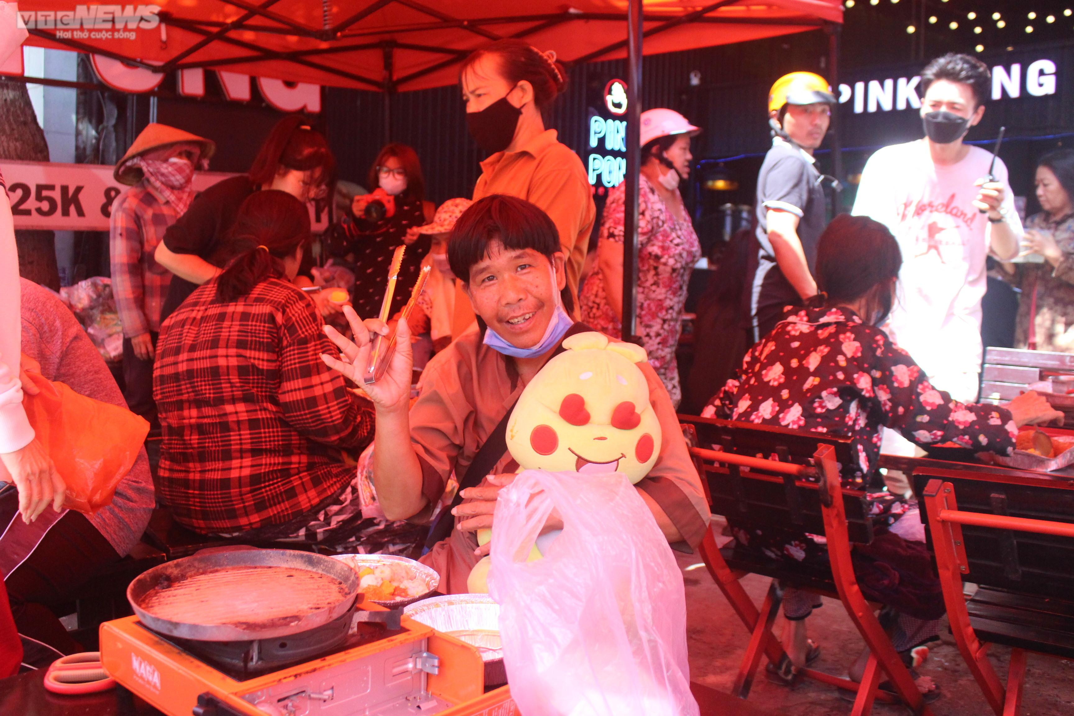 Nhà hàng buffet 1.000 đồng dành cho người nghèo ở TP.HCM - 6