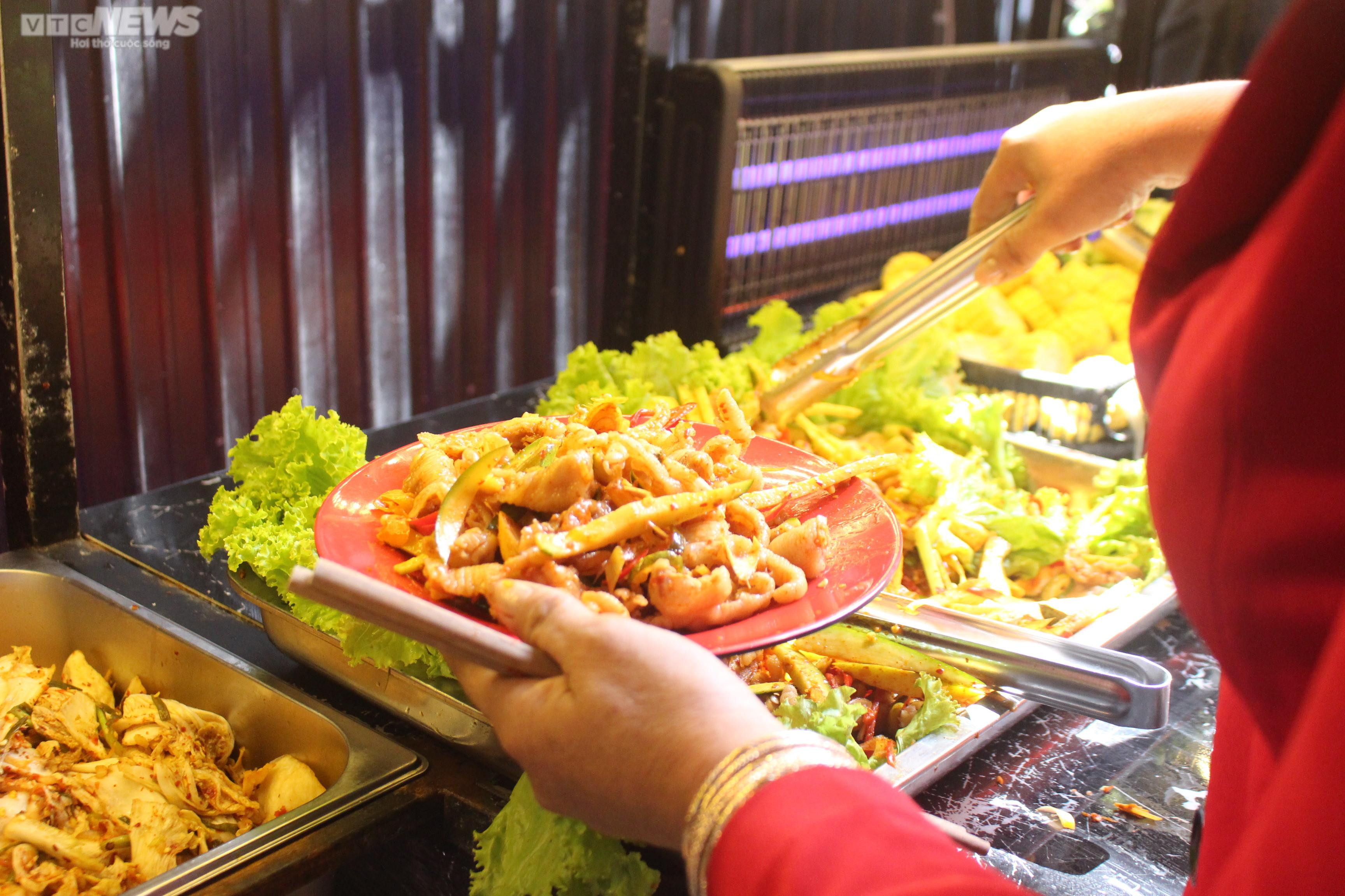 Nhà hàng buffet 1.000 đồng dành cho người nghèo ở TP.HCM - 18