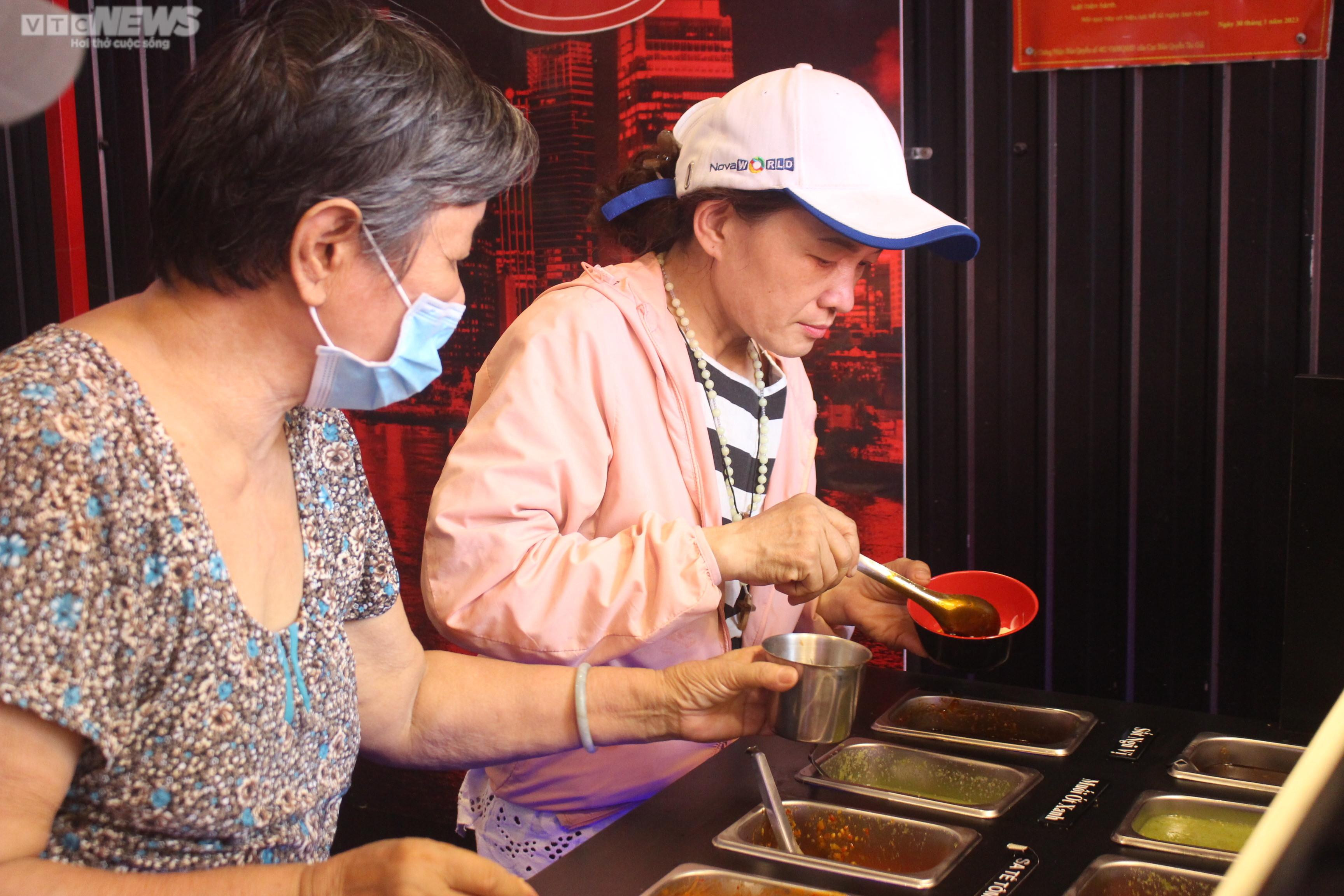 Nhà hàng buffet 1.000 đồng dành cho người nghèo ở TP.HCM - 8