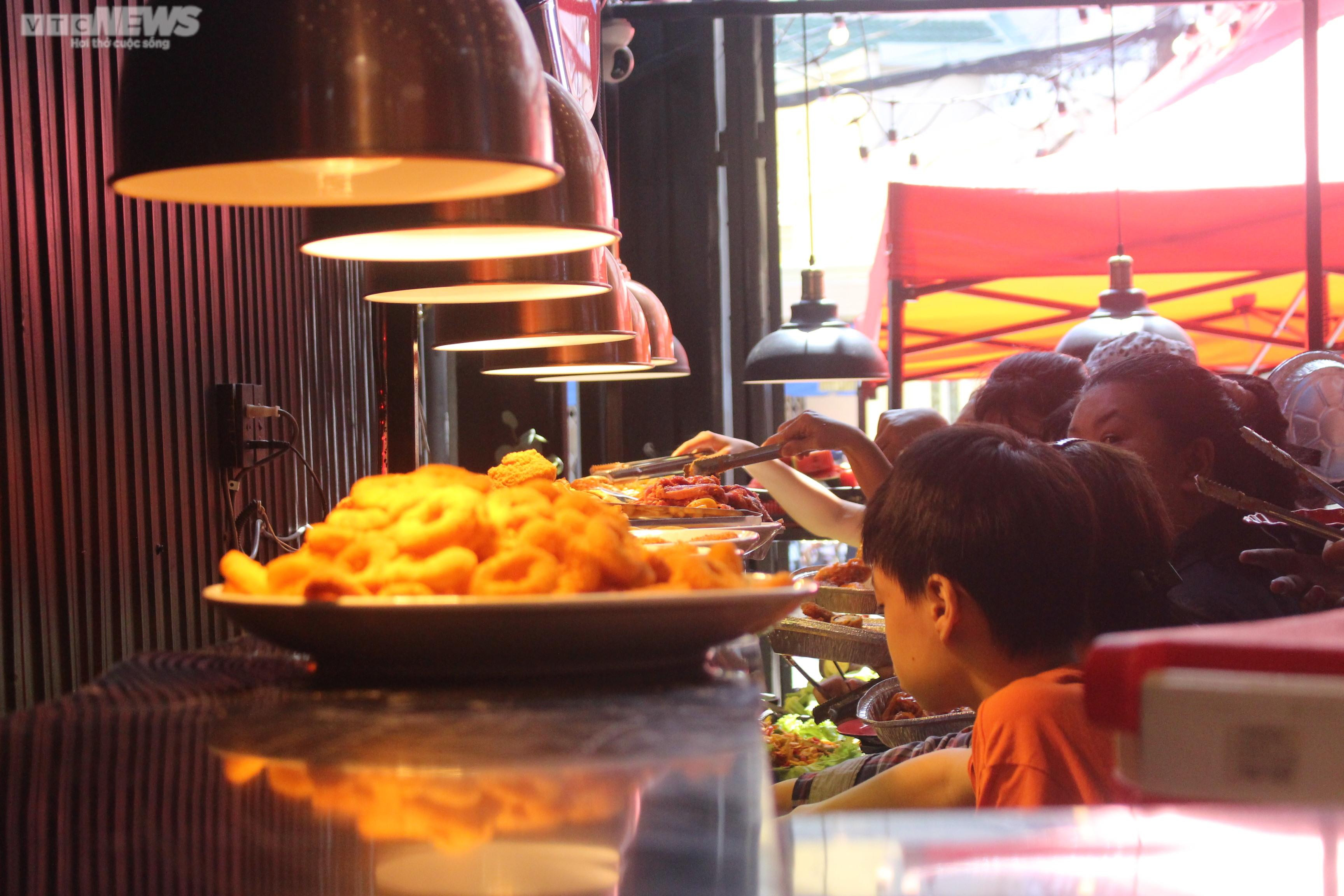 Nhà hàng buffet 1.000 đồng dành cho người nghèo ở TP.HCM - 7