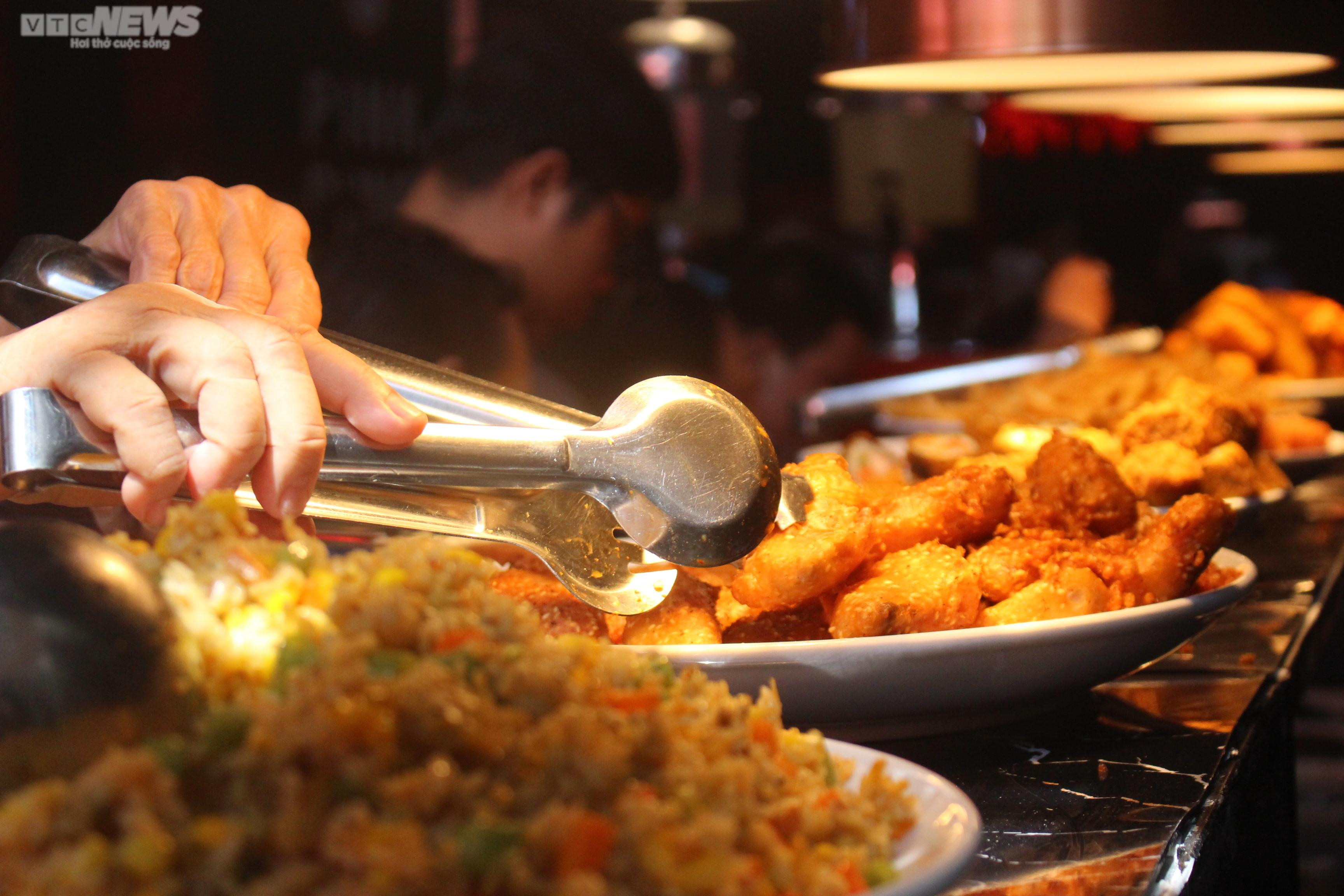 Nhà hàng buffet 1.000 đồng dành cho người nghèo ở TP.HCM - 17