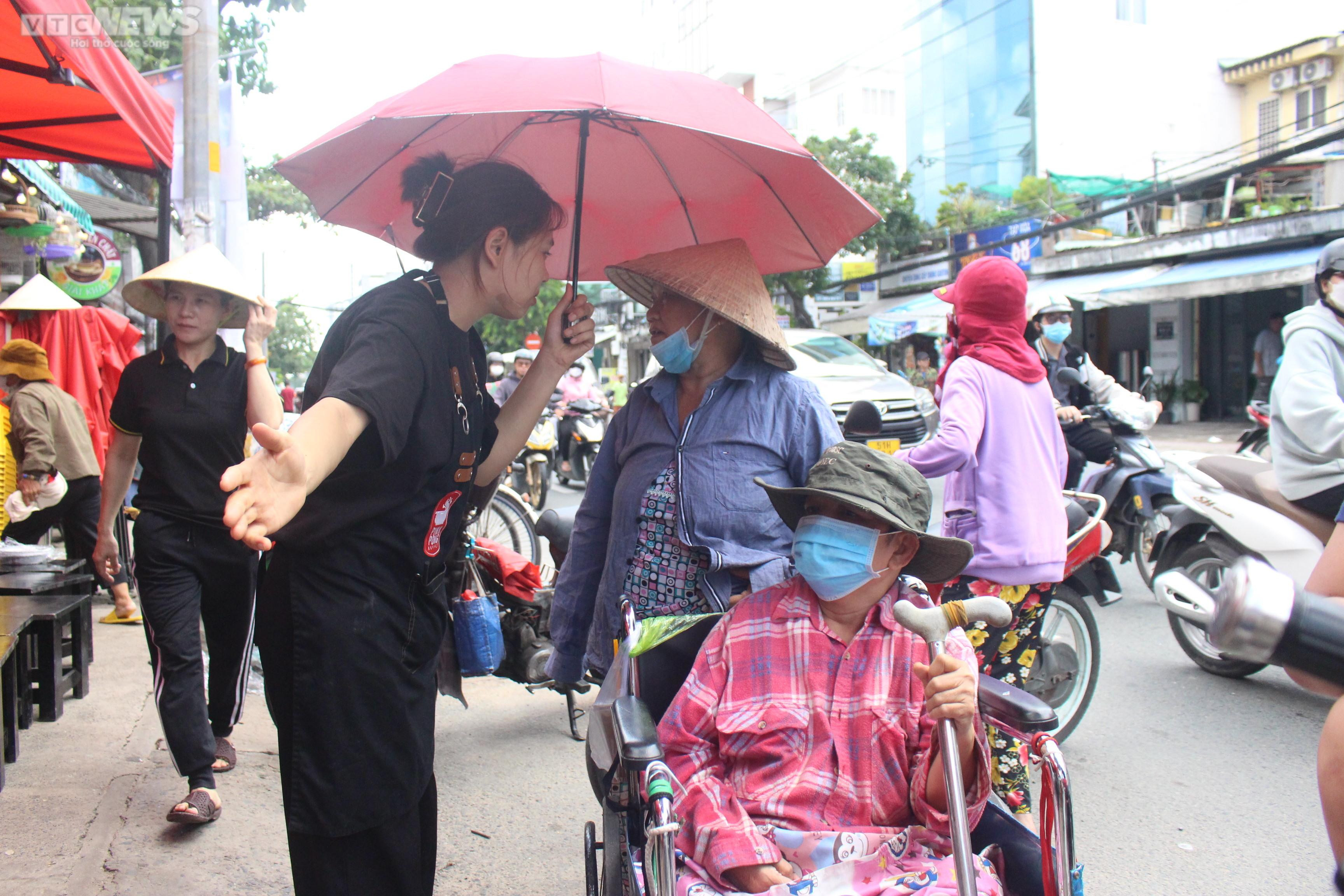 Nhà hàng buffet 1.000 đồng dành cho người nghèo ở TP.HCM - 11