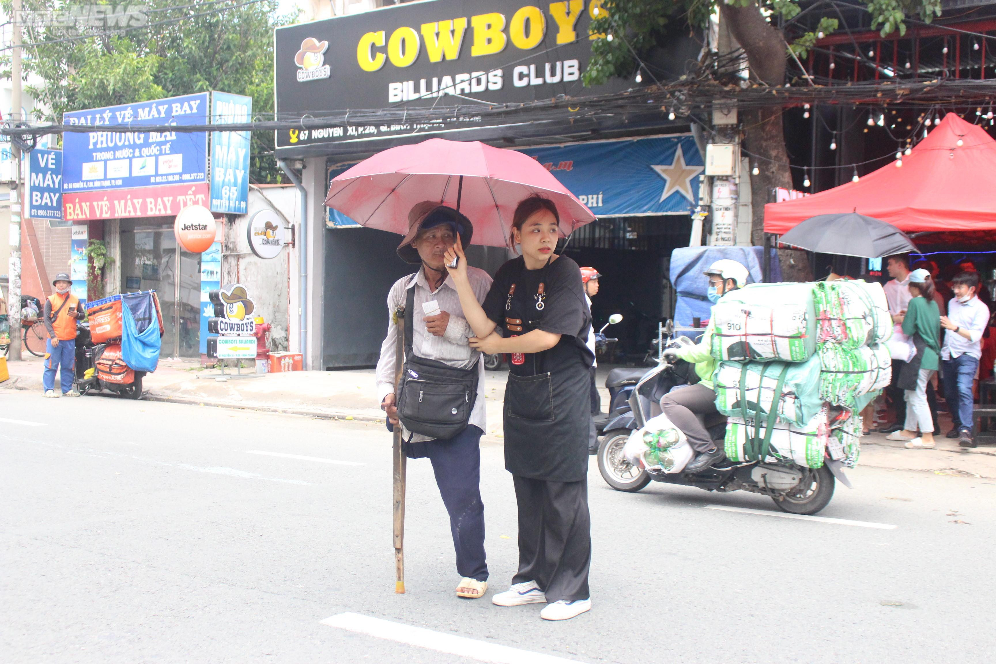 Nhà hàng buffet 1.000 đồng dành cho người nghèo ở TP.HCM - 12