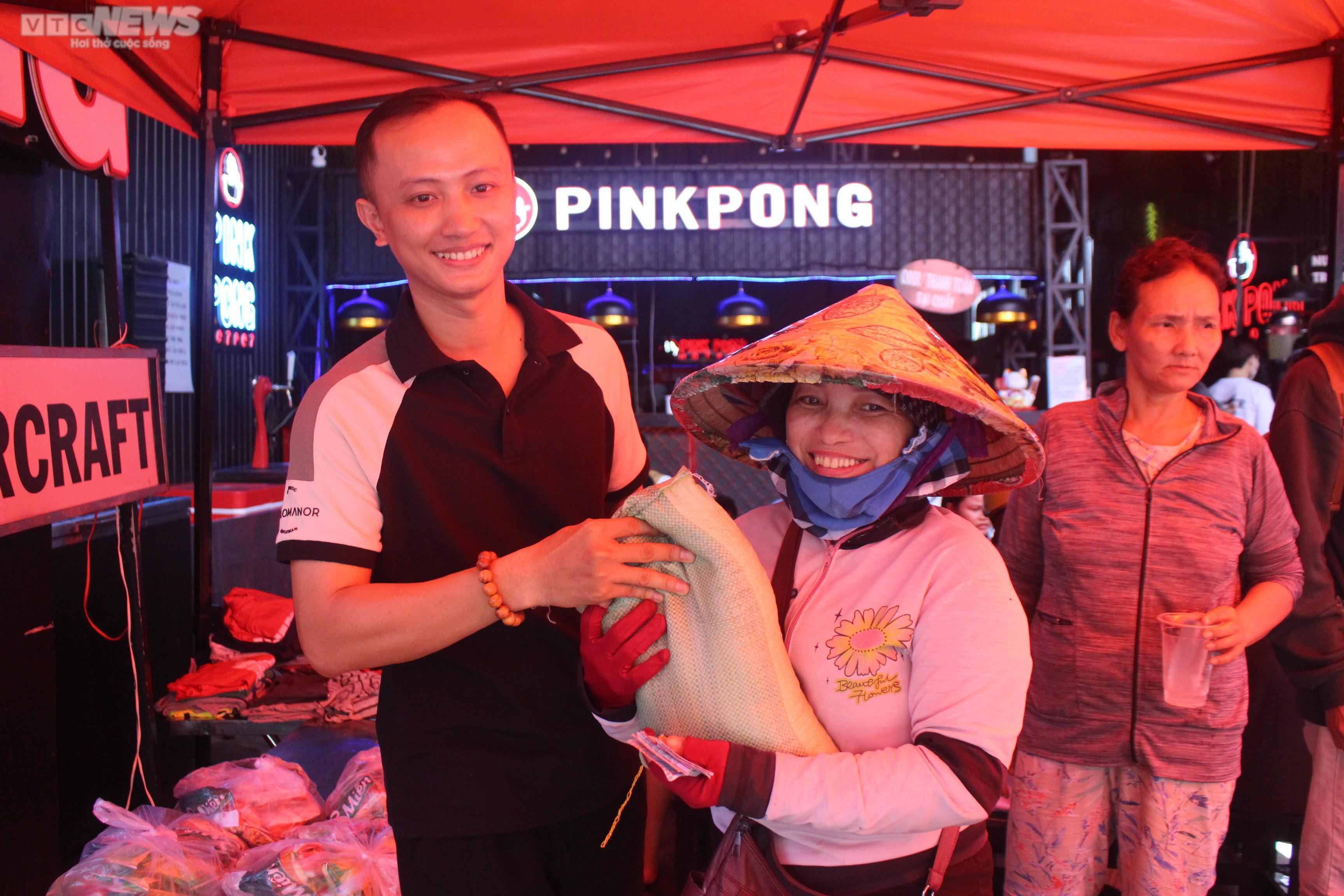 Nhà hàng buffet 1.000 đồng dành cho người nghèo ở TP.HCM - 13