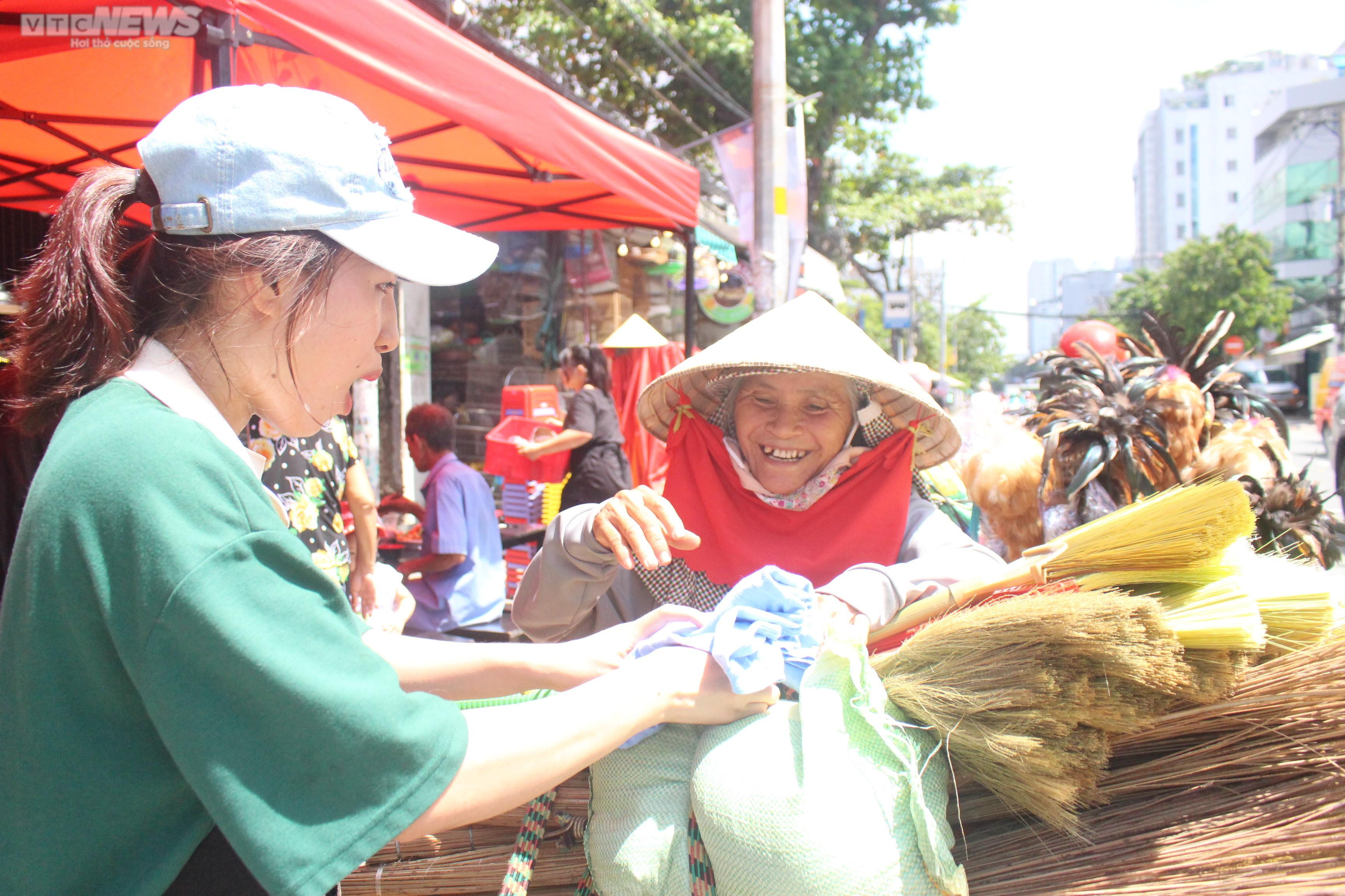 Nhà hàng buffet 1.000 đồng dành cho người nghèo ở TP.HCM - 14