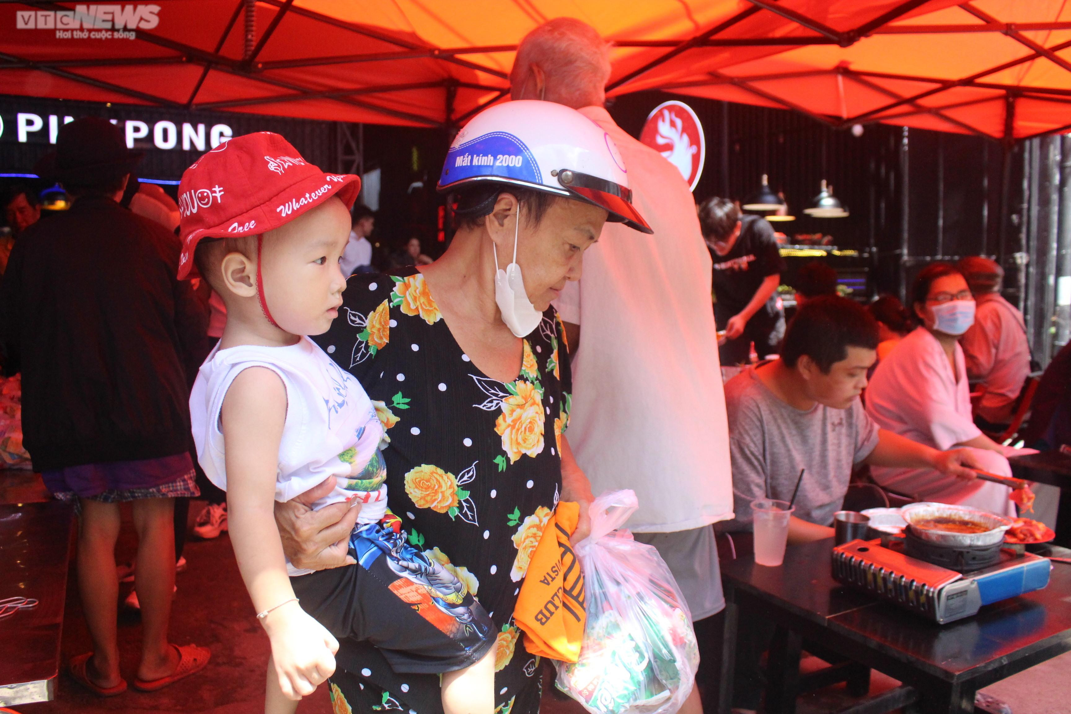 Nhà hàng buffet 1.000 đồng dành cho người nghèo ở TP.HCM - 15