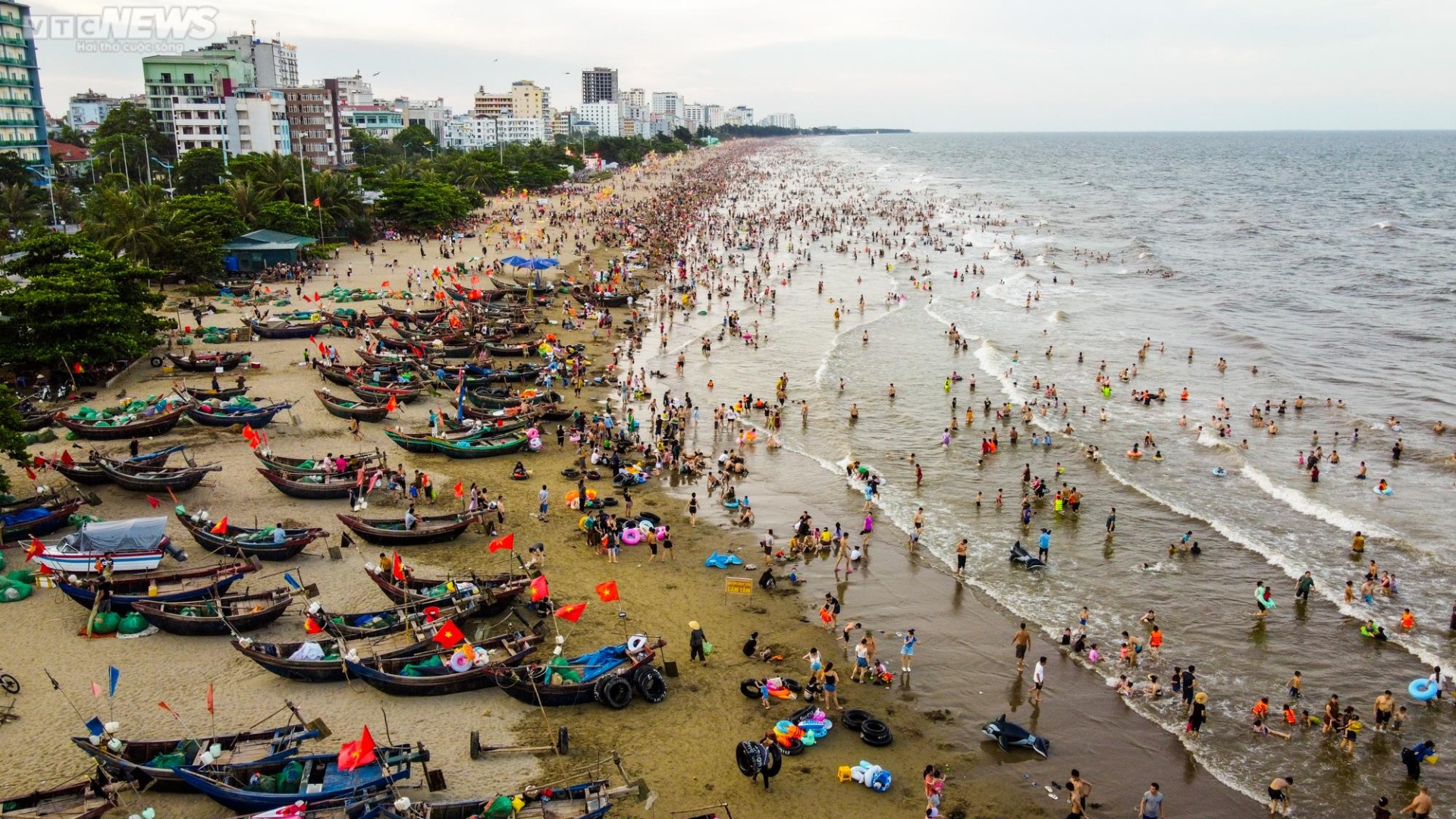 Sam Son beach is crowded on hot days