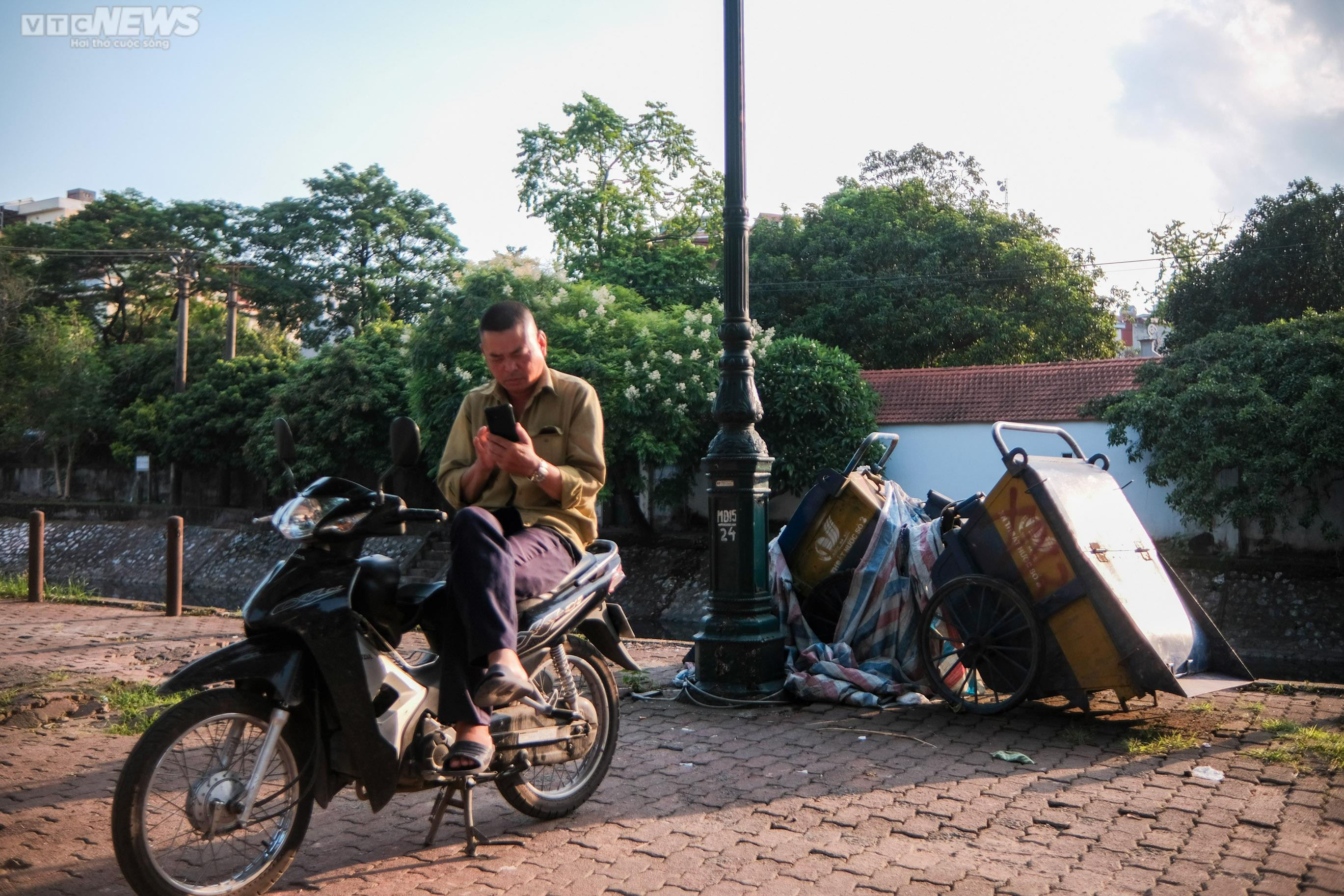 Hà Nội: Cảnh nhếch nhác, lấn chiếm tràn lan 2 bên vỉa hè sông Kim Ngưu - 5
