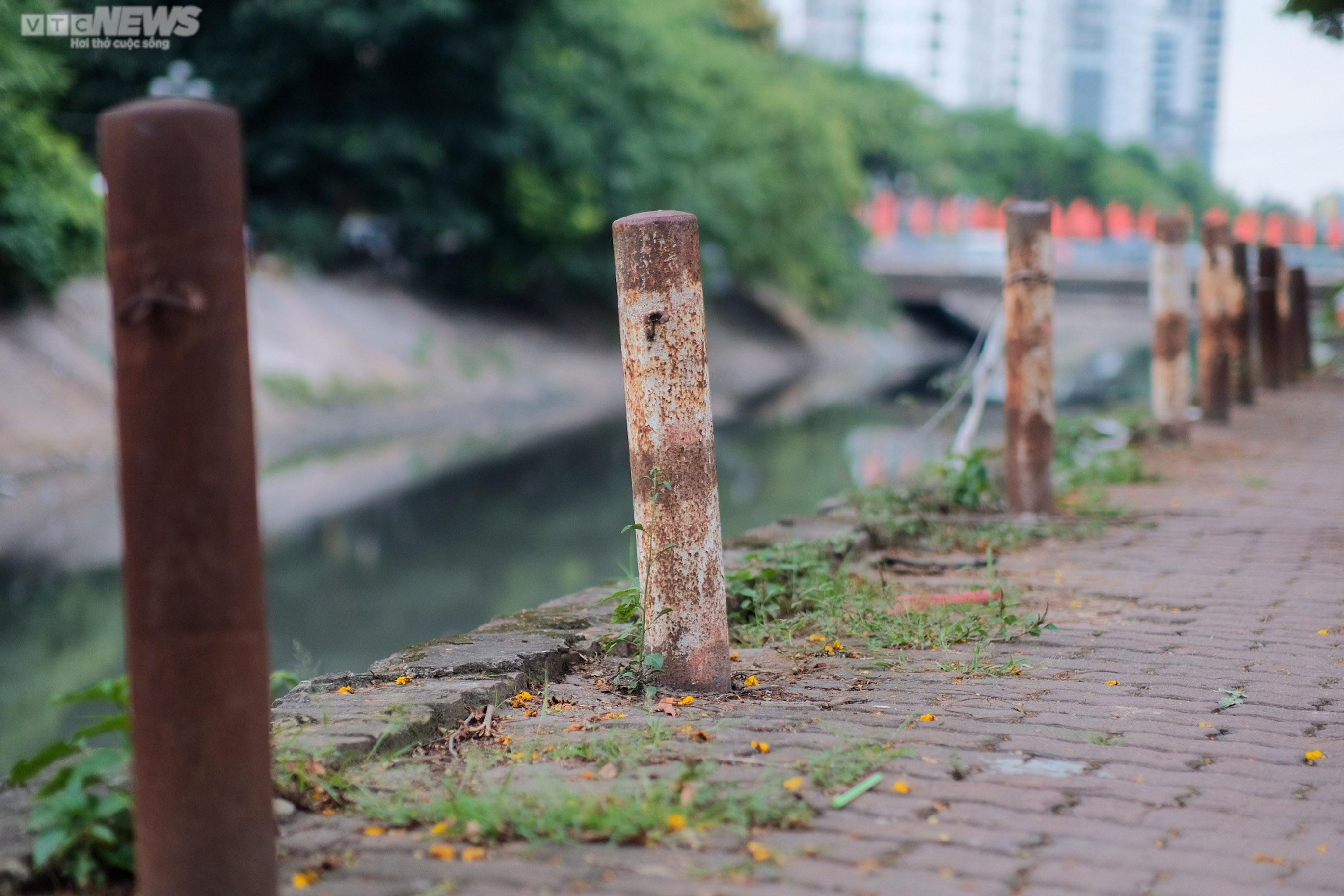 Hà Nội: Cảnh nhếch nhác, lấn chiếm tràn lan 2 bên vỉa hè sông Kim Ngưu - 2