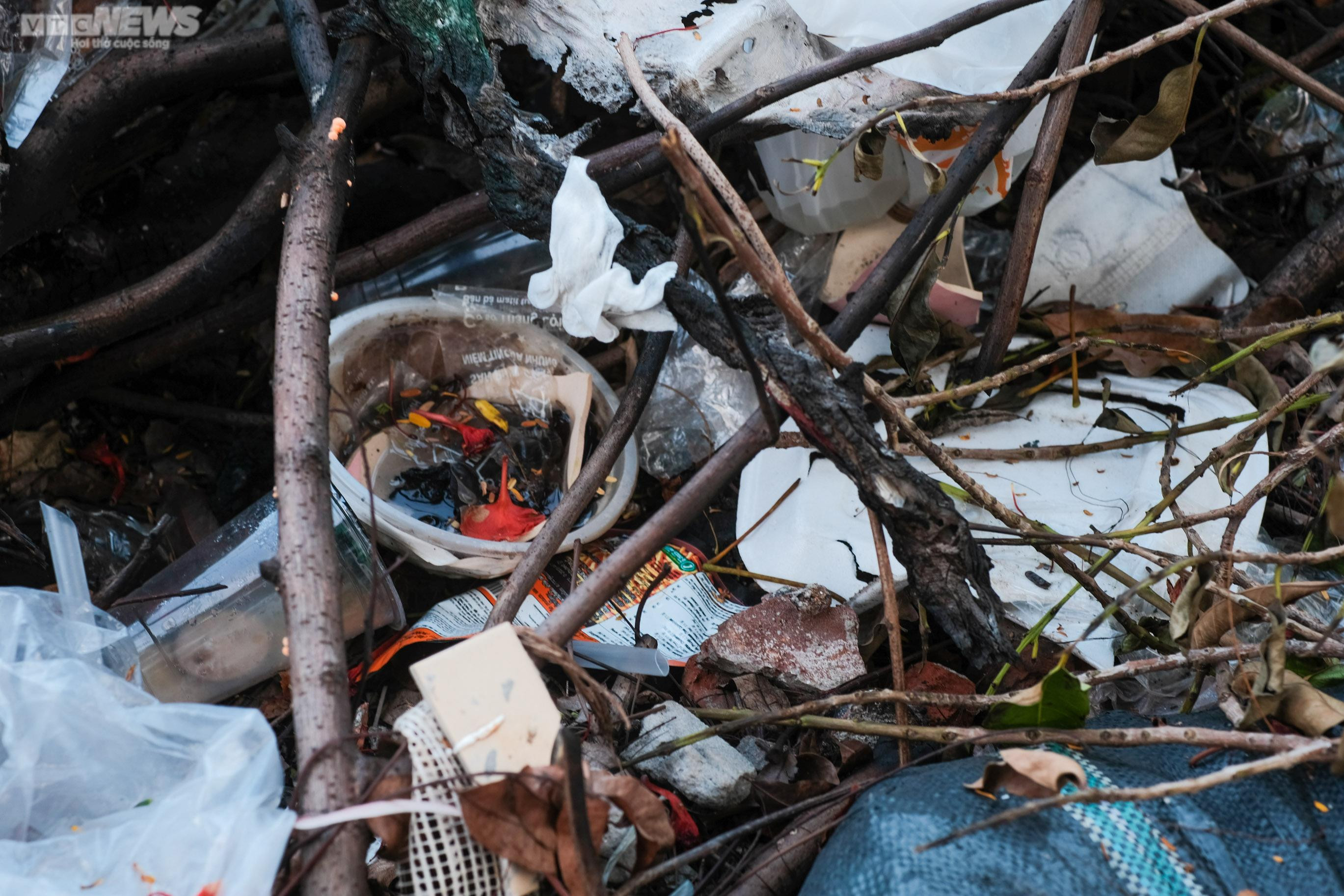 Hà Nội: Cảnh nhếch nhác, lấn chiếm tràn lan 2 bên vỉa hè sông Kim Ngưu - 13