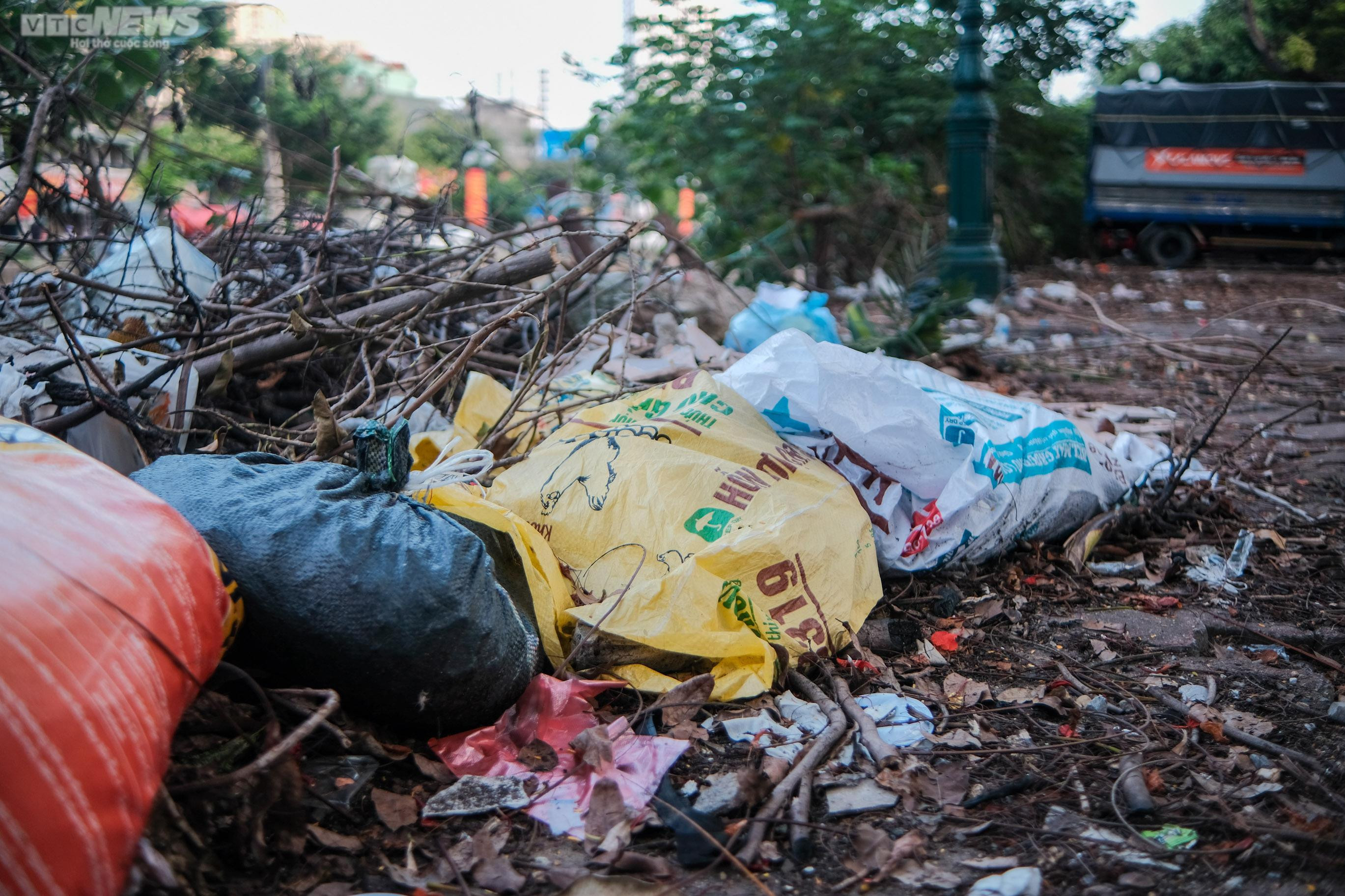 Hà Nội: Cảnh nhếch nhác, lấn chiếm tràn lan 2 bên vỉa hè sông Kim Ngưu - 12