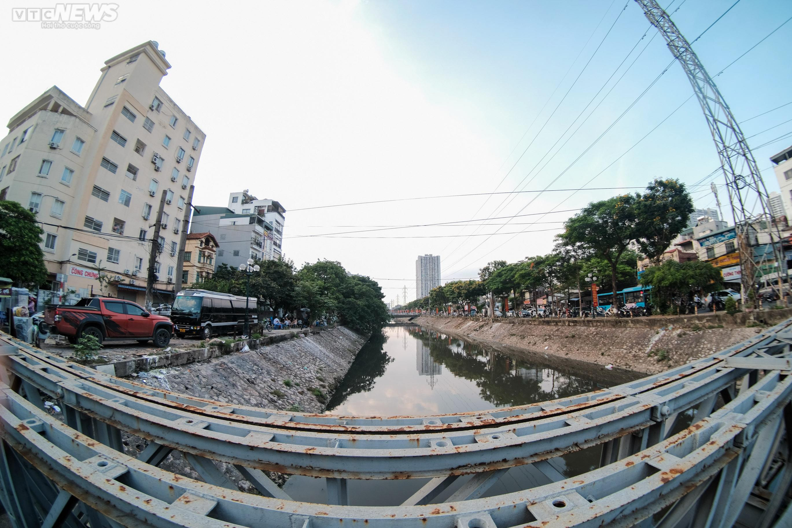 Hà Nội: Cảnh nhếch nhác, lấn chiếm tràn lan 2 bên vỉa hè sông Kim Ngưu - 1