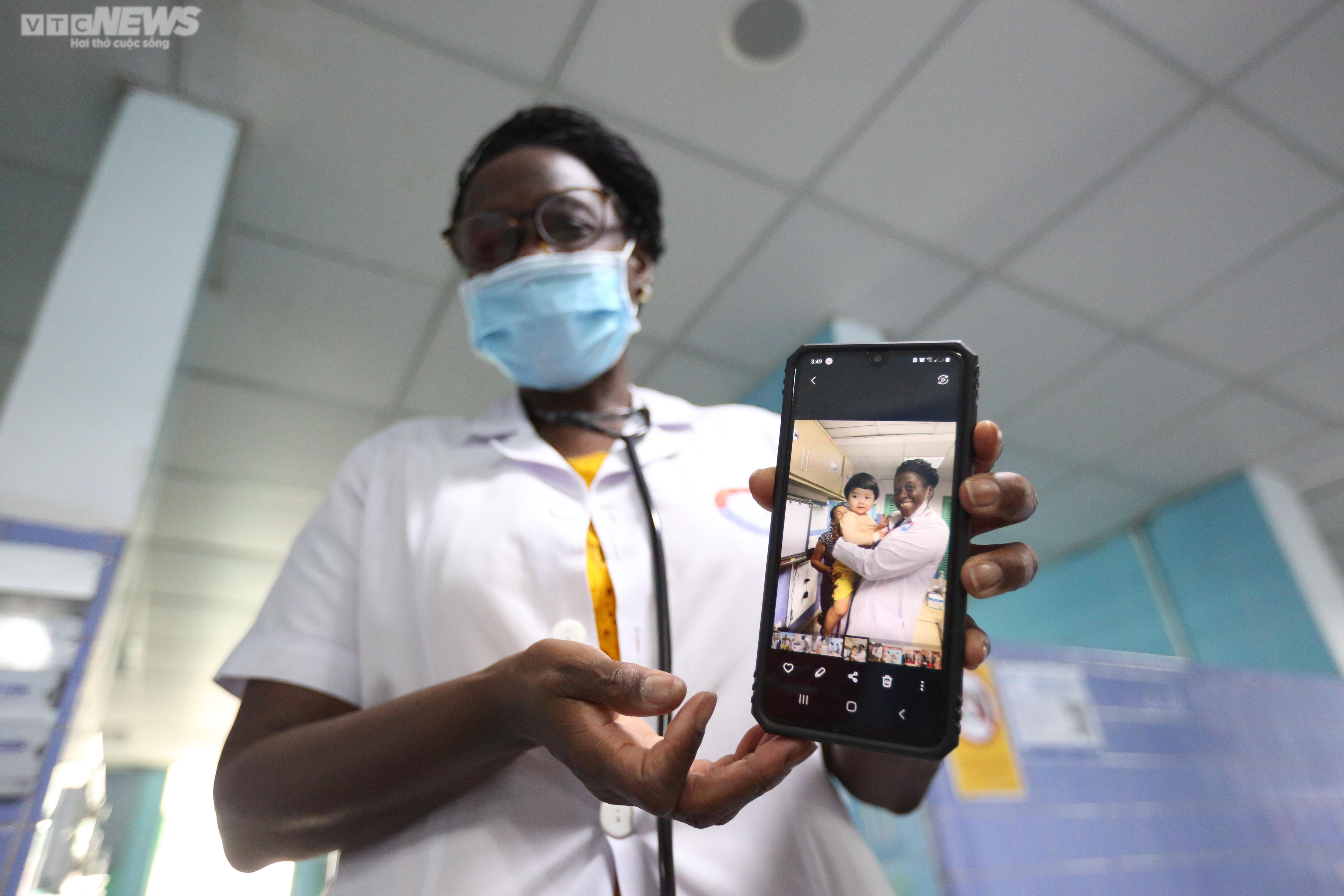 Ngày trực đặc biệt của nữ bác sĩ Cuba - 23