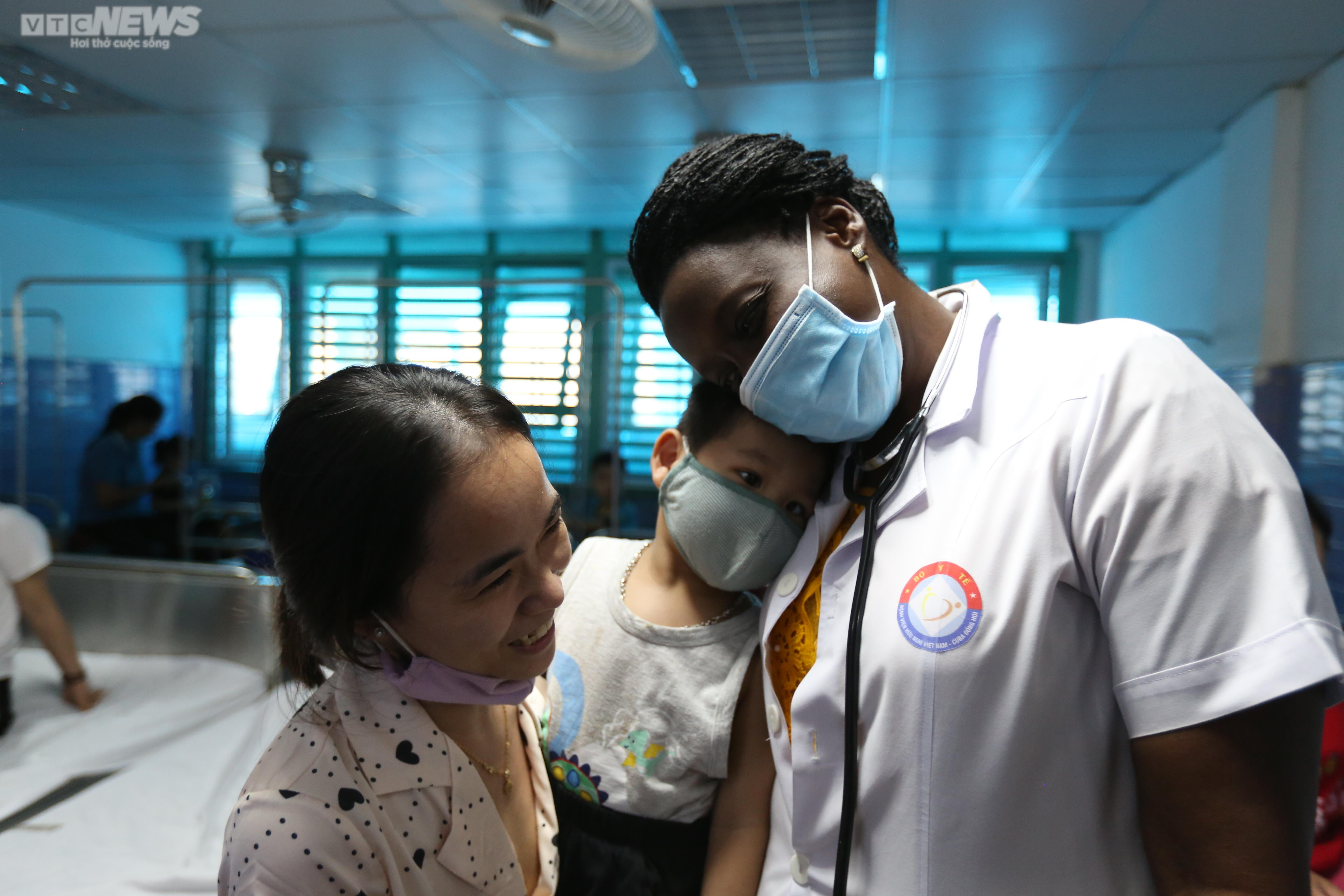 Ngày trực đặc biệt của nữ bác sĩ Cuba - 22