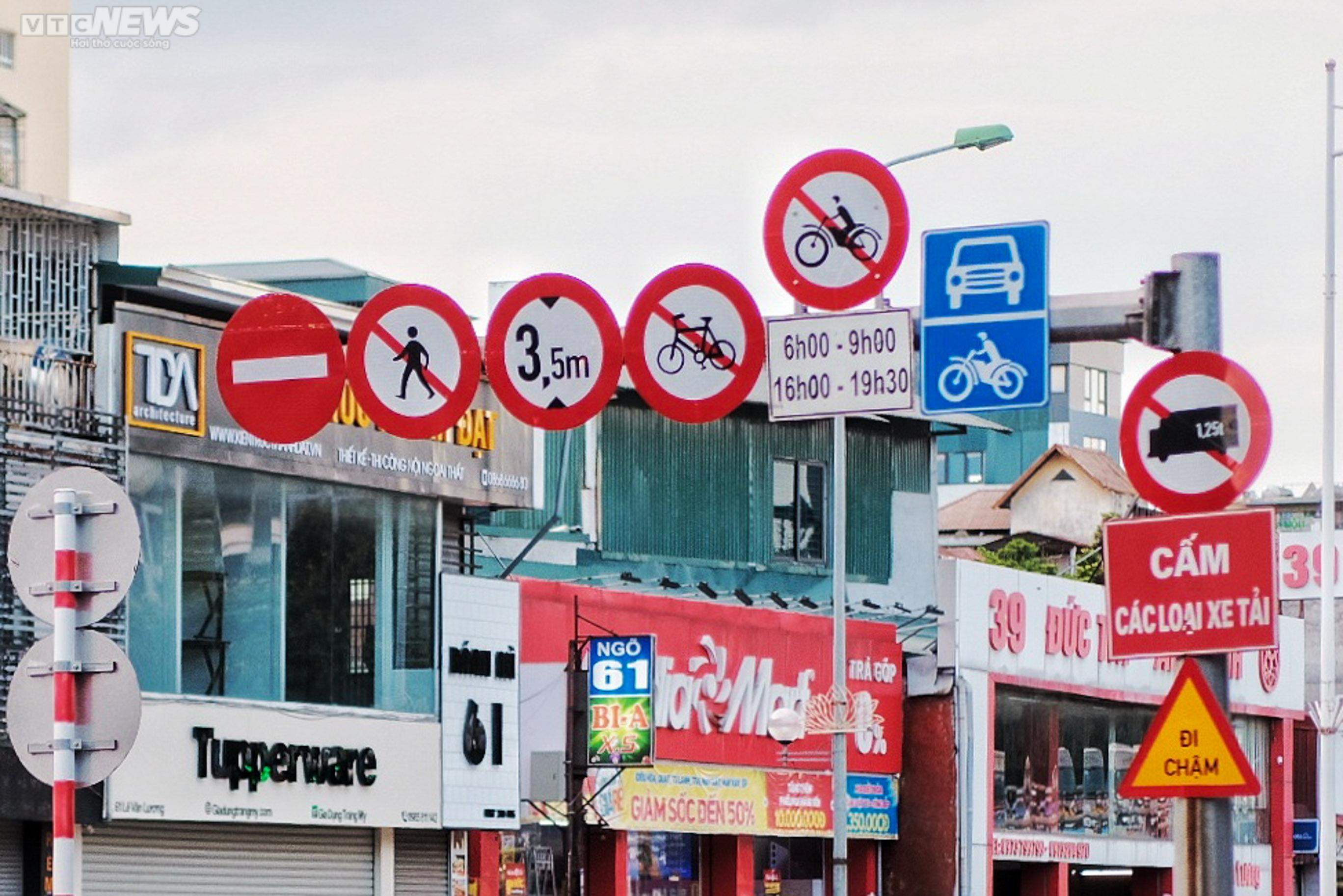 Phớt lờ biển cấm, người dân Thủ đô ùn ùn đi lên cầu vượt Lê Văn Lương - Láng Hạ - 4