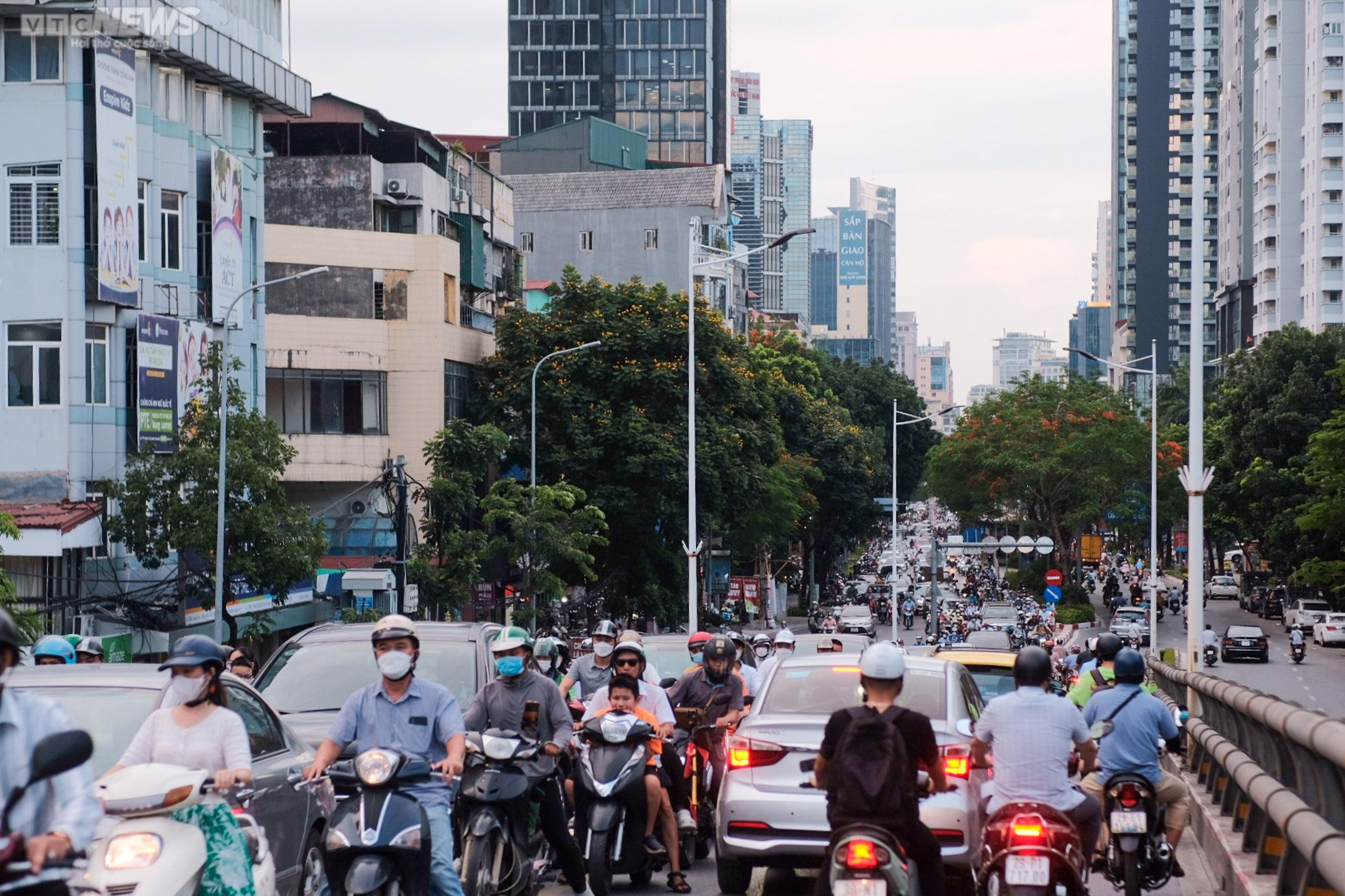 Phớt lờ biển cấm, người dân Thủ đô ùn ùn đi lên cầu vượt Lê Văn Lương - Láng Hạ - 7