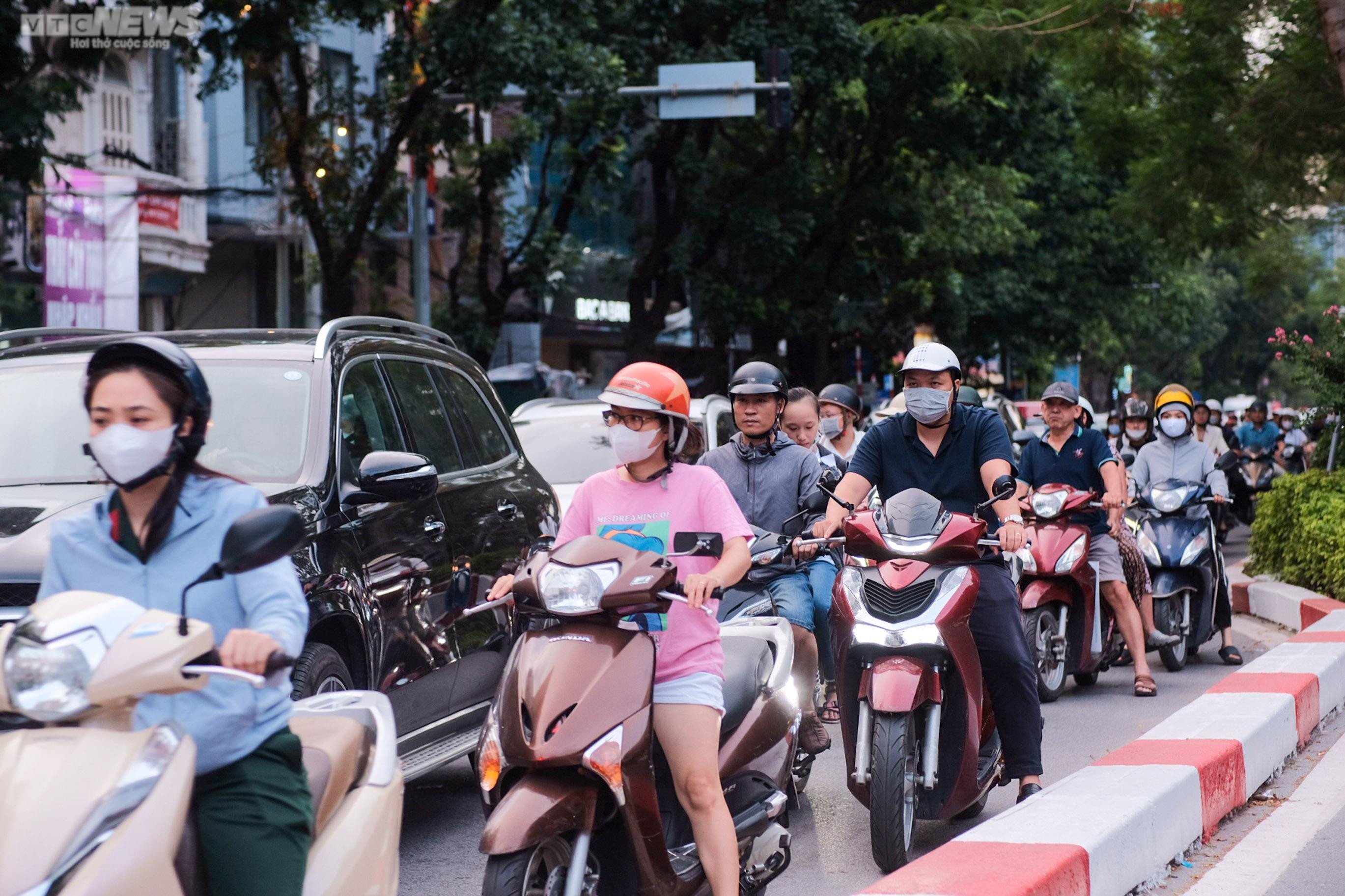 Phớt lờ biển cấm, người dân Thủ đô ùn ùn đi lên cầu vượt Lê Văn Lương - Láng Hạ - 8