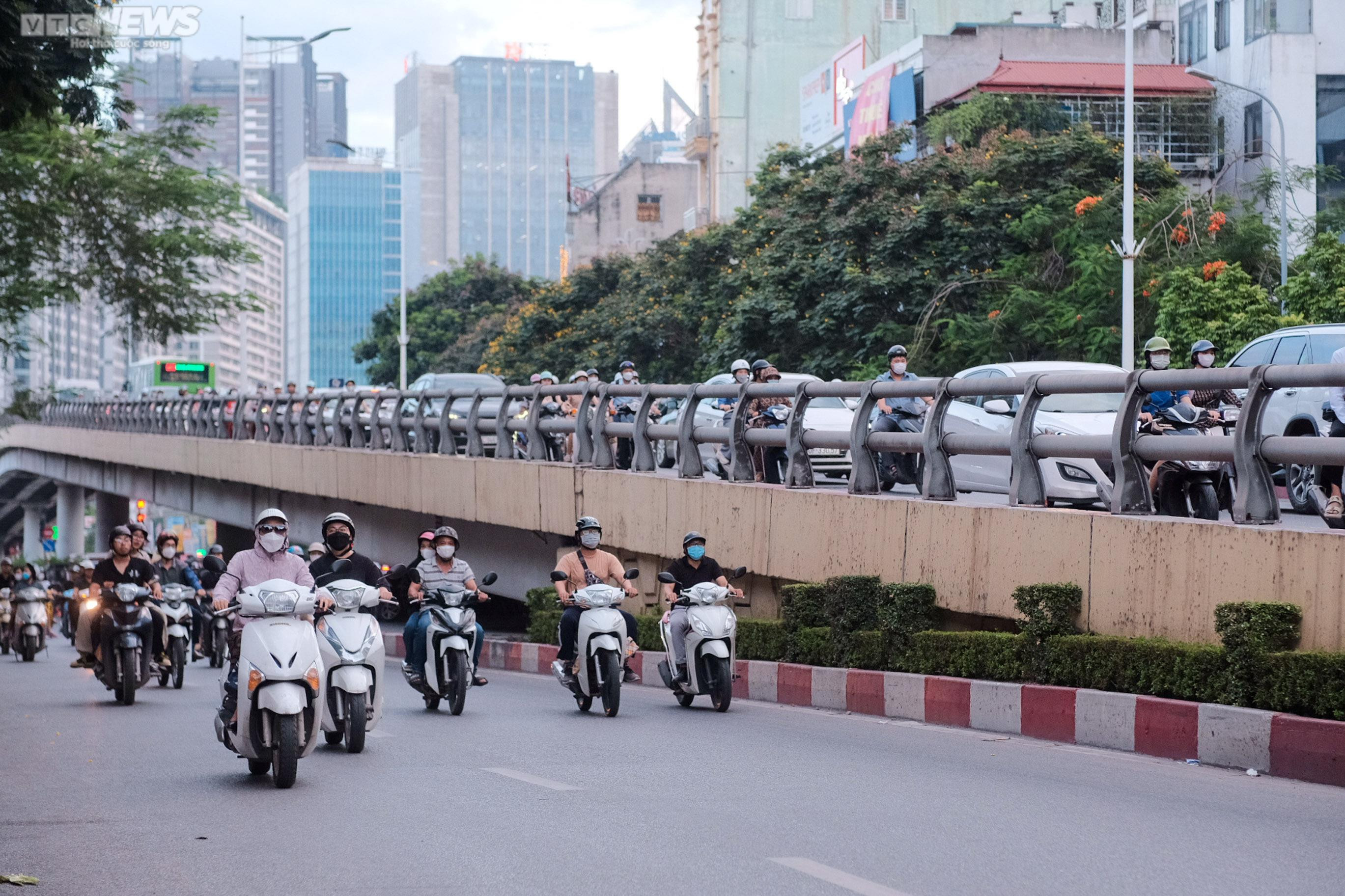 Phớt lờ biển cấm, người dân Thủ đô ùn ùn đi lên cầu vượt Lê Văn Lương - Láng Hạ - 12