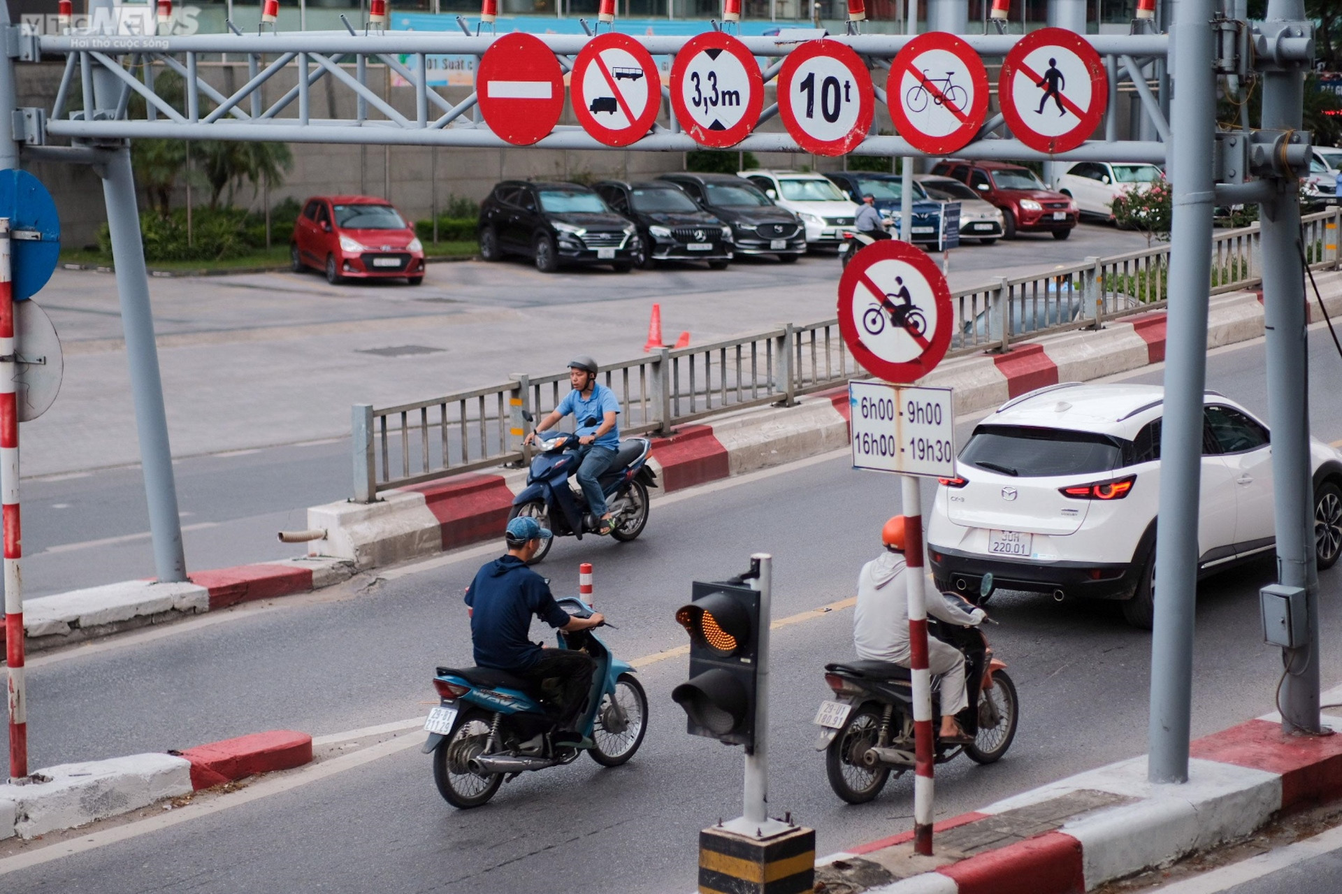 Phớt lờ biển cấm, người dân Thủ đô ùn ùn đi lên cầu vượt Lê Văn Lương - Láng Hạ - 3