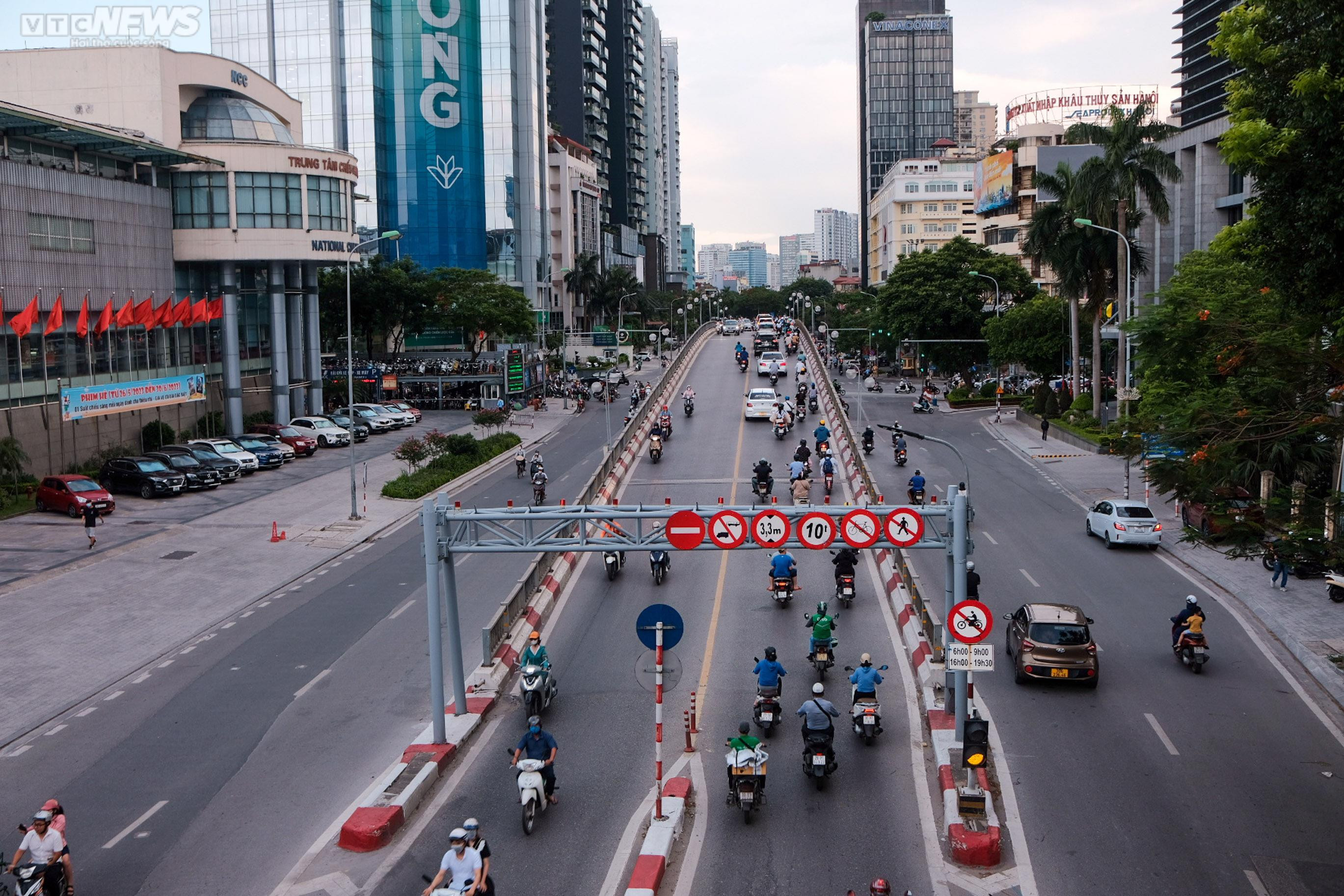 Phớt lờ biển cấm, người dân Thủ đô ùn ùn đi lên cầu vượt Lê Văn Lương - Láng Hạ - 11